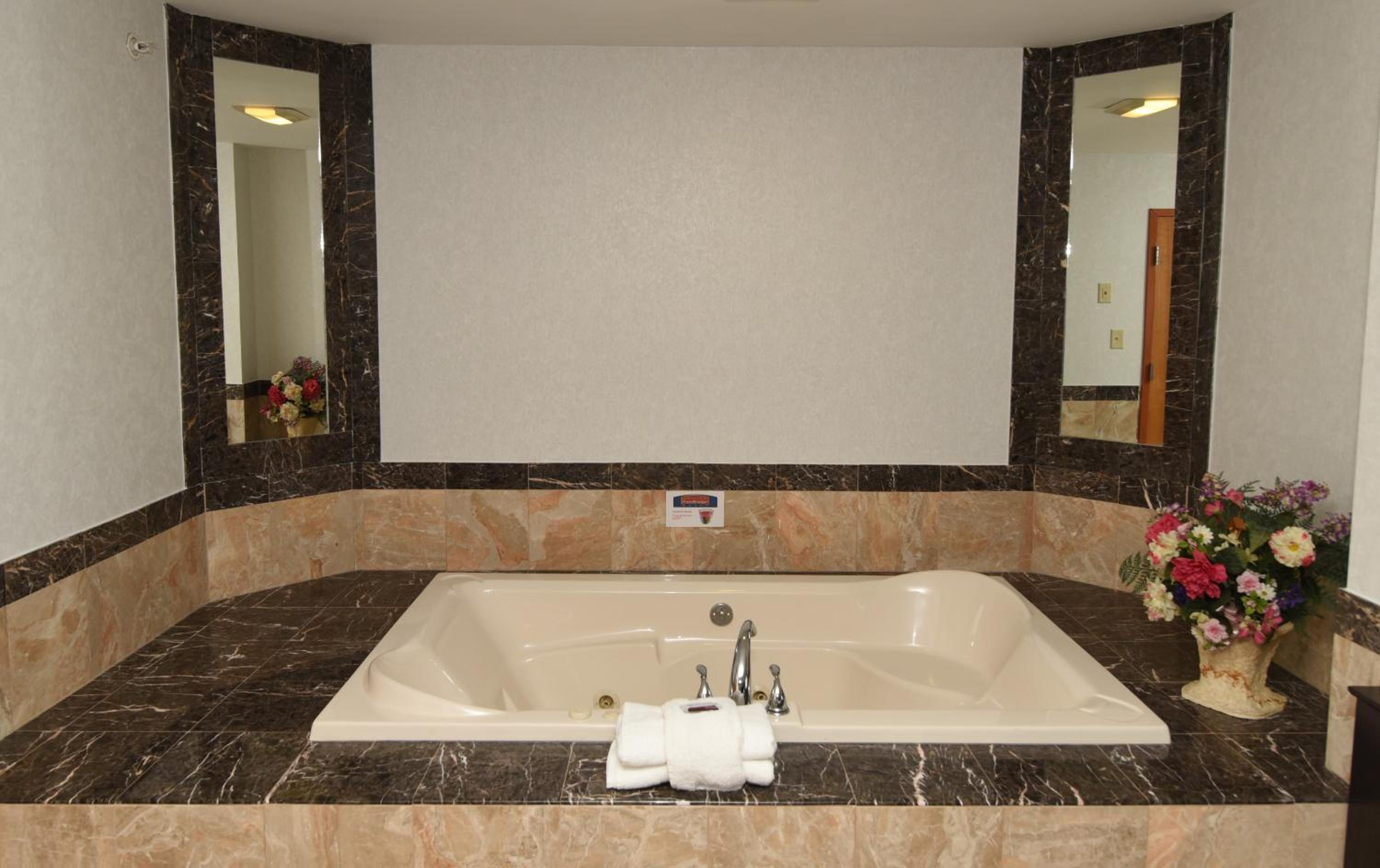 Deluxe King Room with Spa Bath- Non-Smoking photo 2