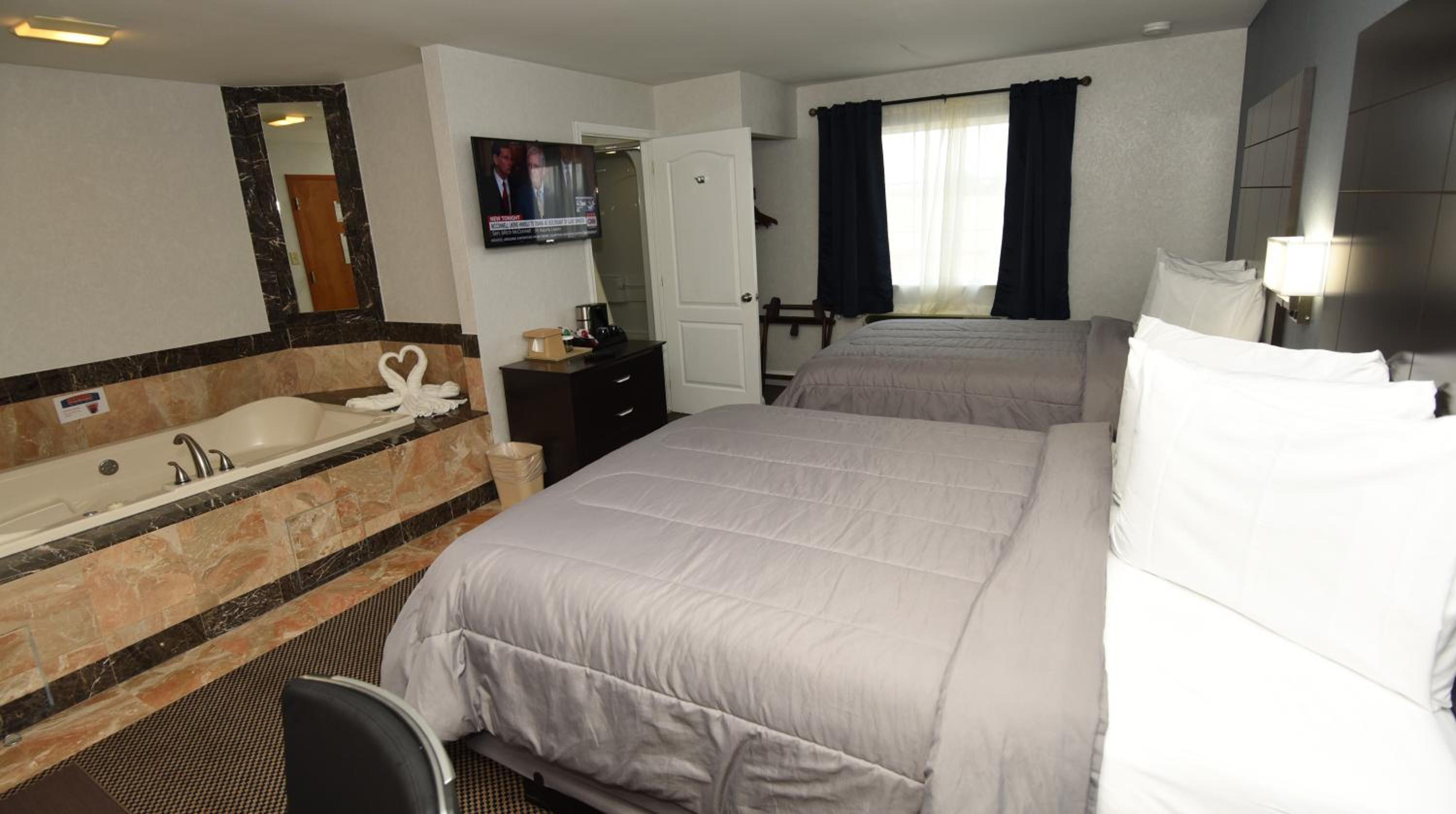 Deluxe Two Queen Room with Spa Bath Non Smoking photo 3