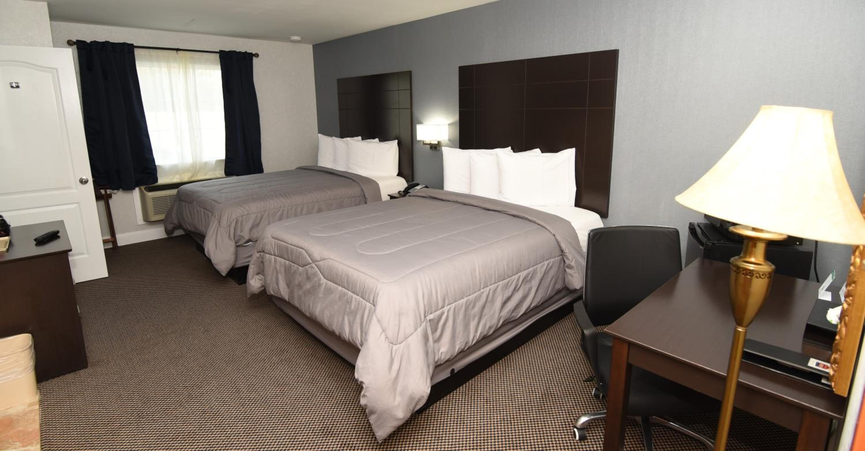 Deluxe Two Queen Room with Spa Bath Non Smoking photo 2