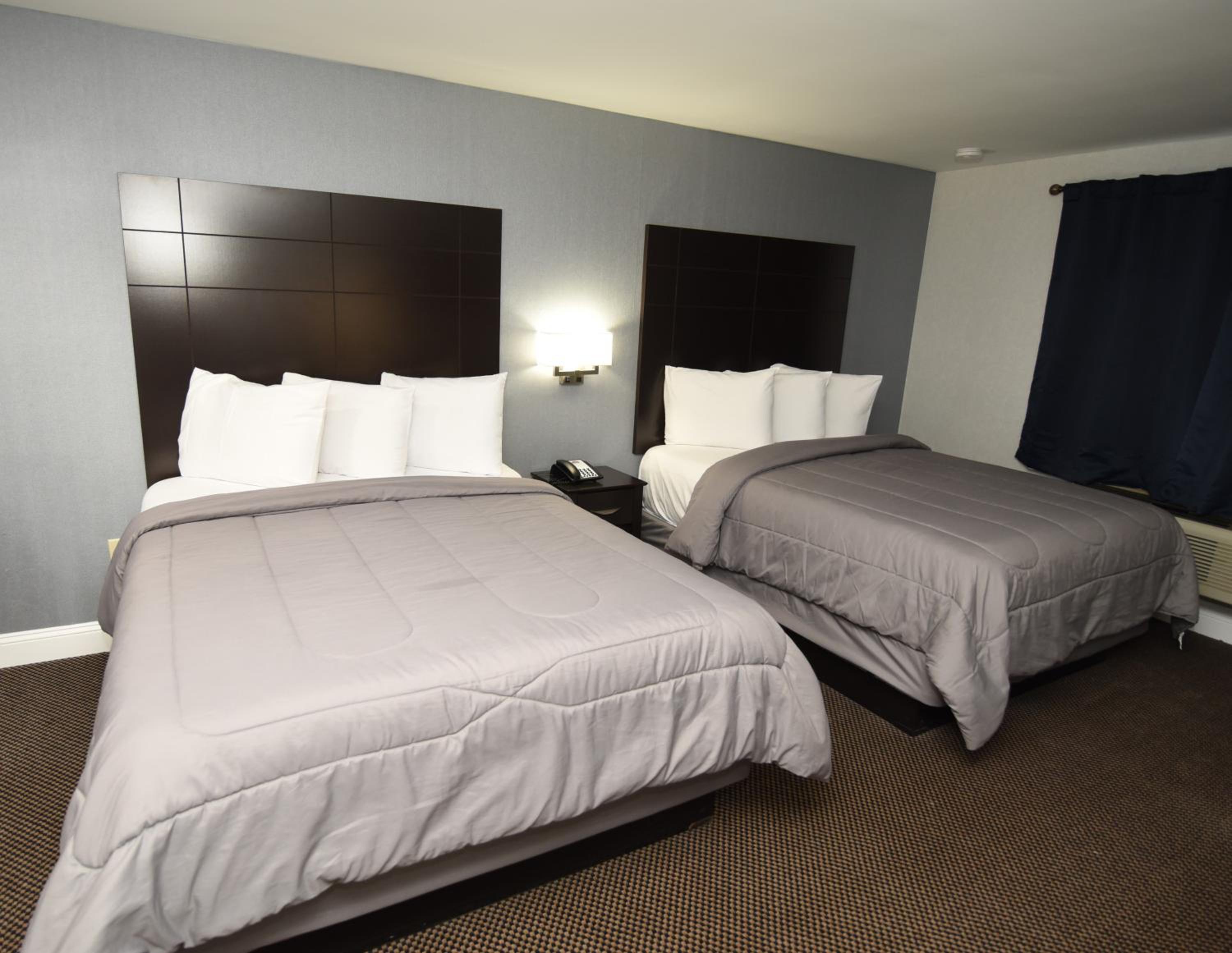 Deluxe Queen Room with Two Queen Beds - Non-Smoking photo 3