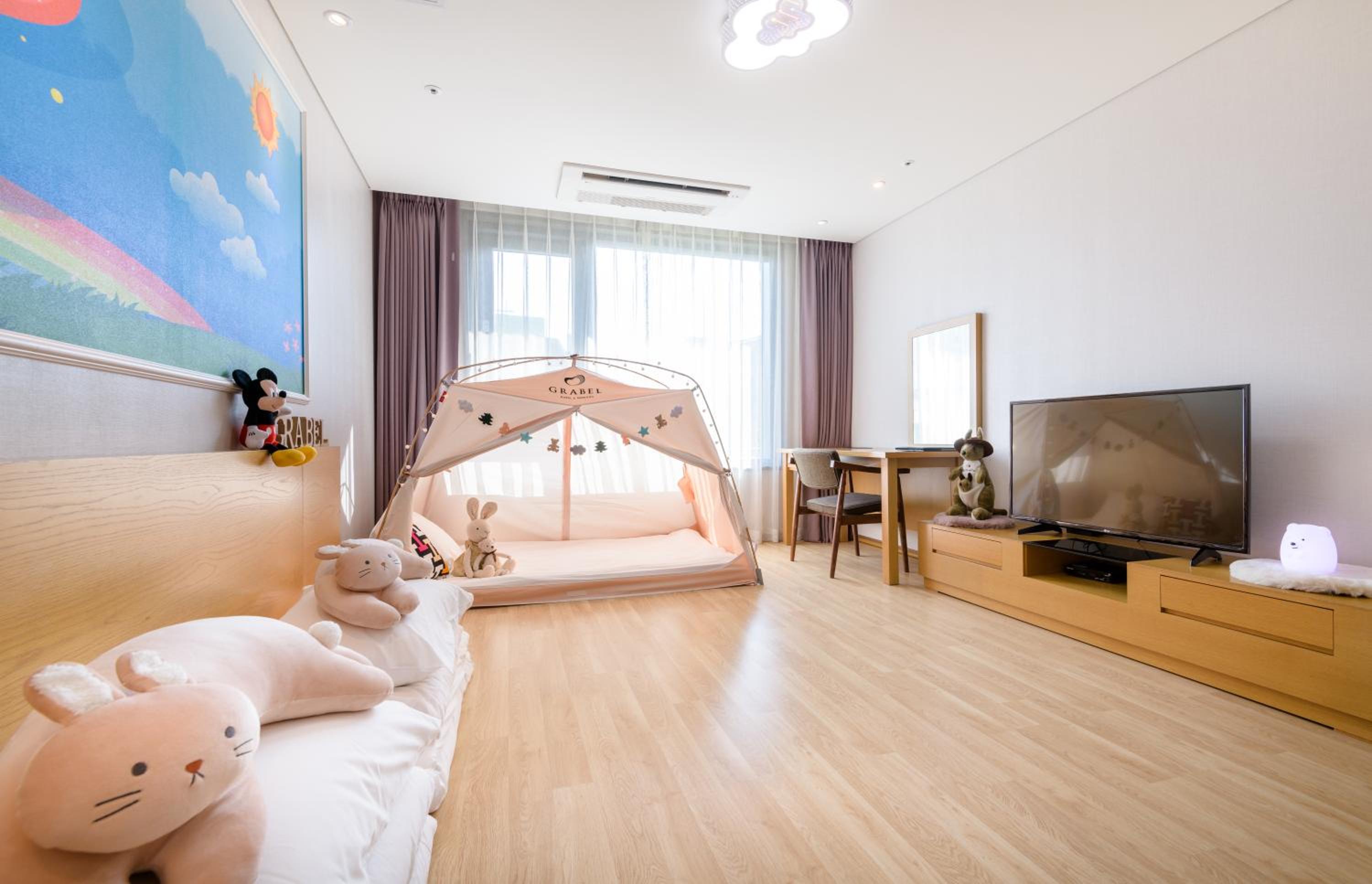 Korean-Style(Ondol) Kids Room with City View