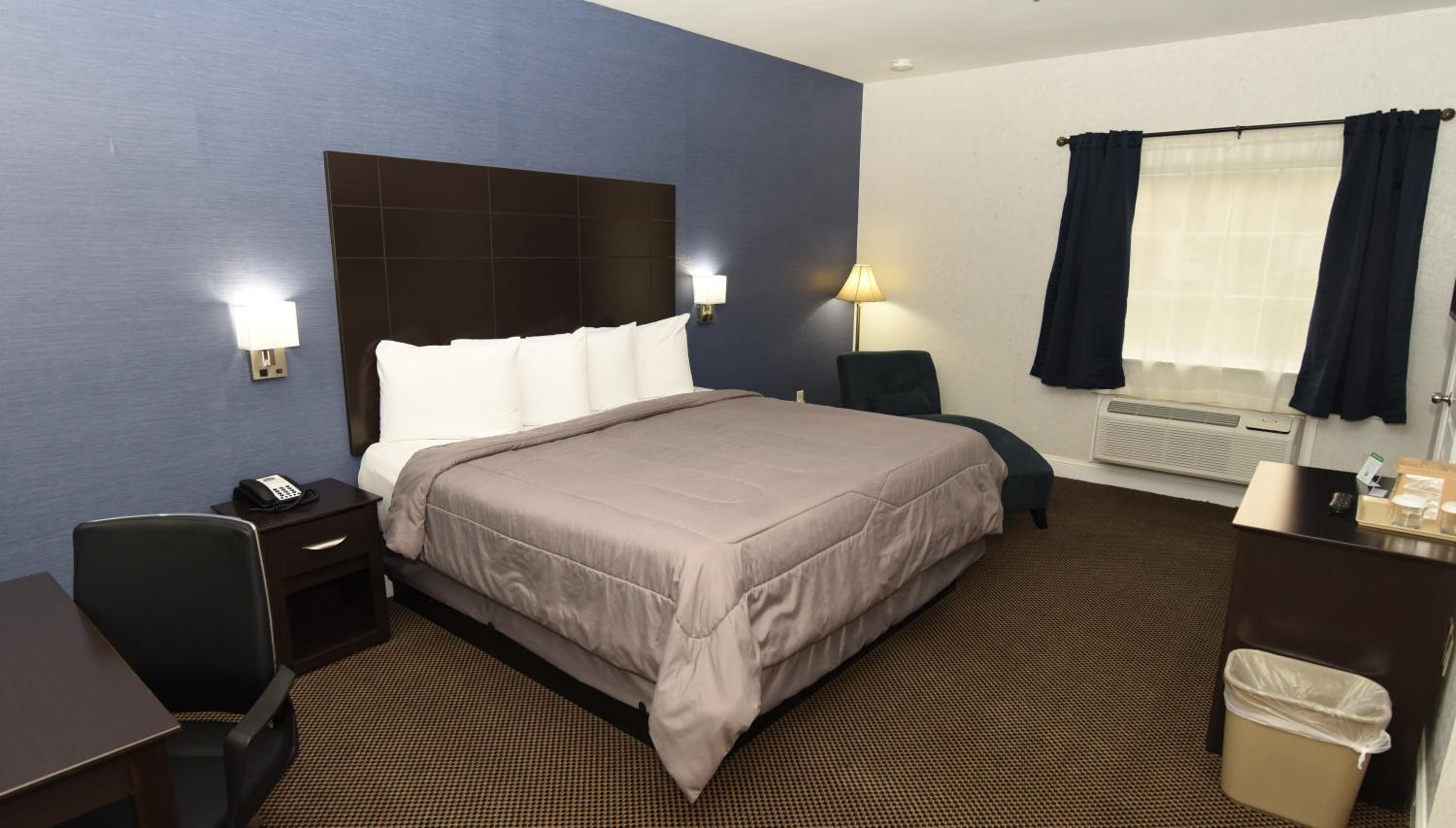 Deluxe King Room - Non-Smoking photo 3
