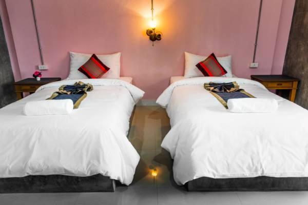 Deluxe Queen Room with Two Queen Beds - Photo 7