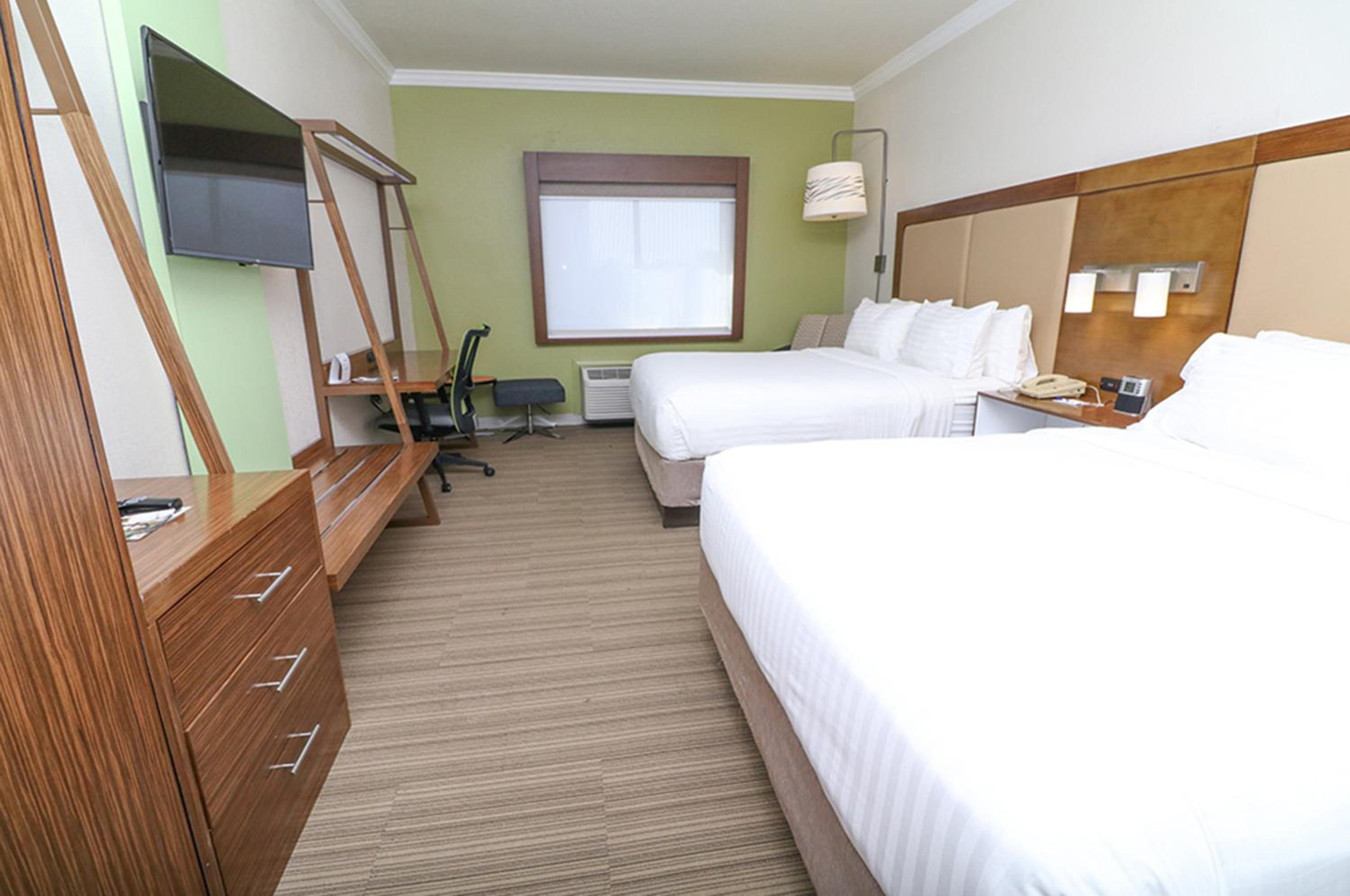 Standard Room with Two Queen Beds - Photo 3