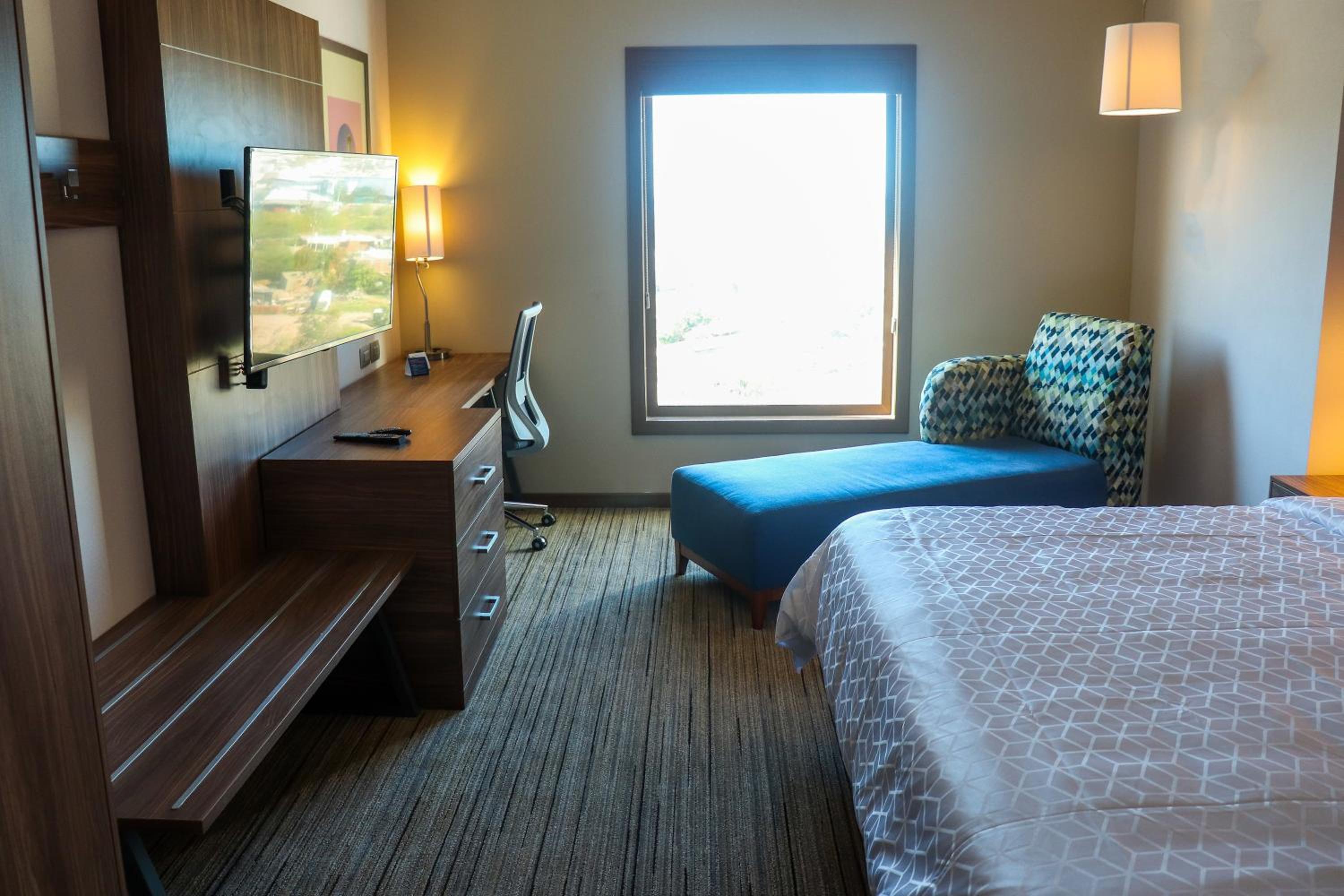 Standard King Room with Pool View - Photo 1