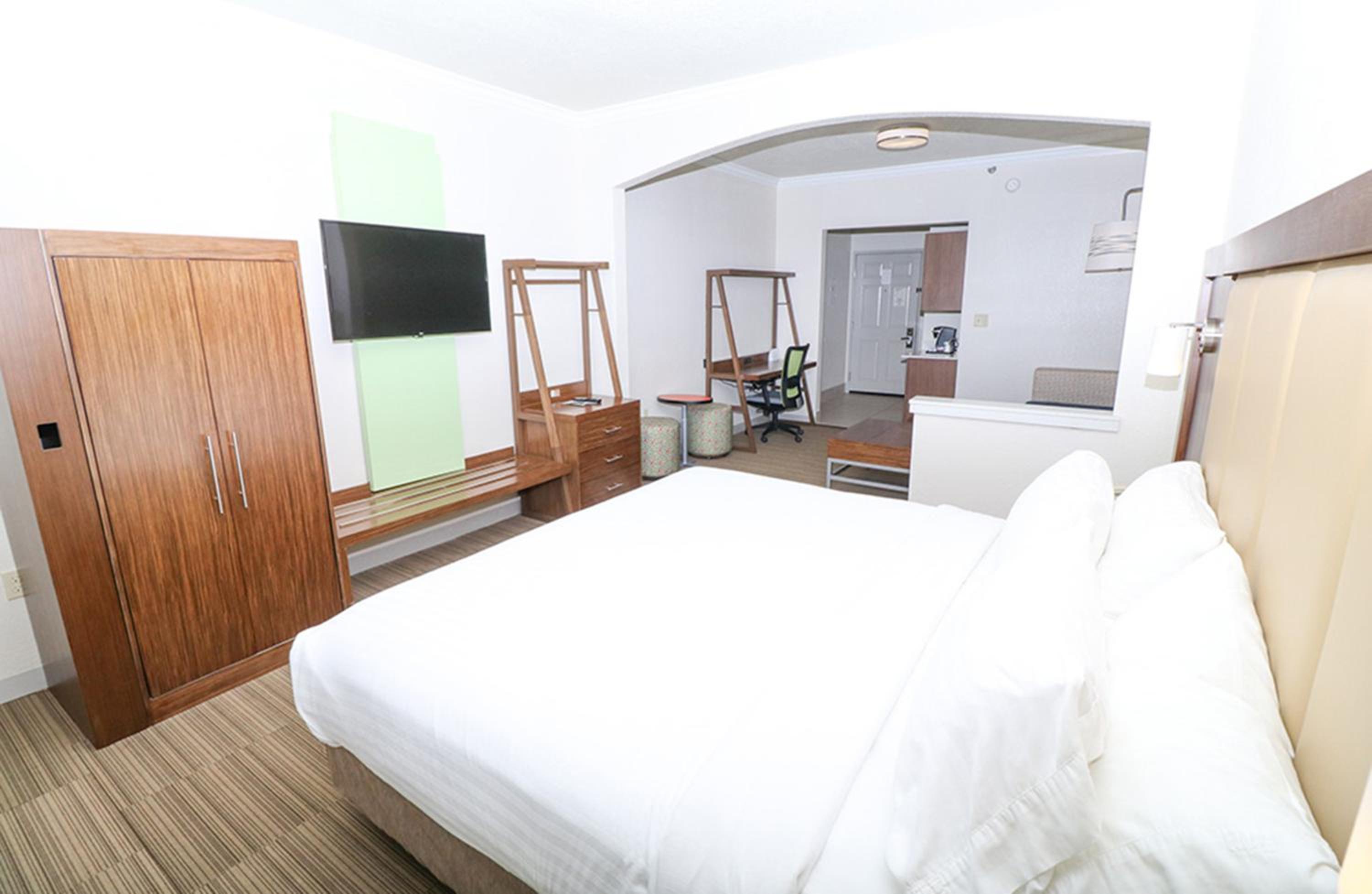 Queen Suite with Two Queen Beds and Sofa Bed - Photo 3