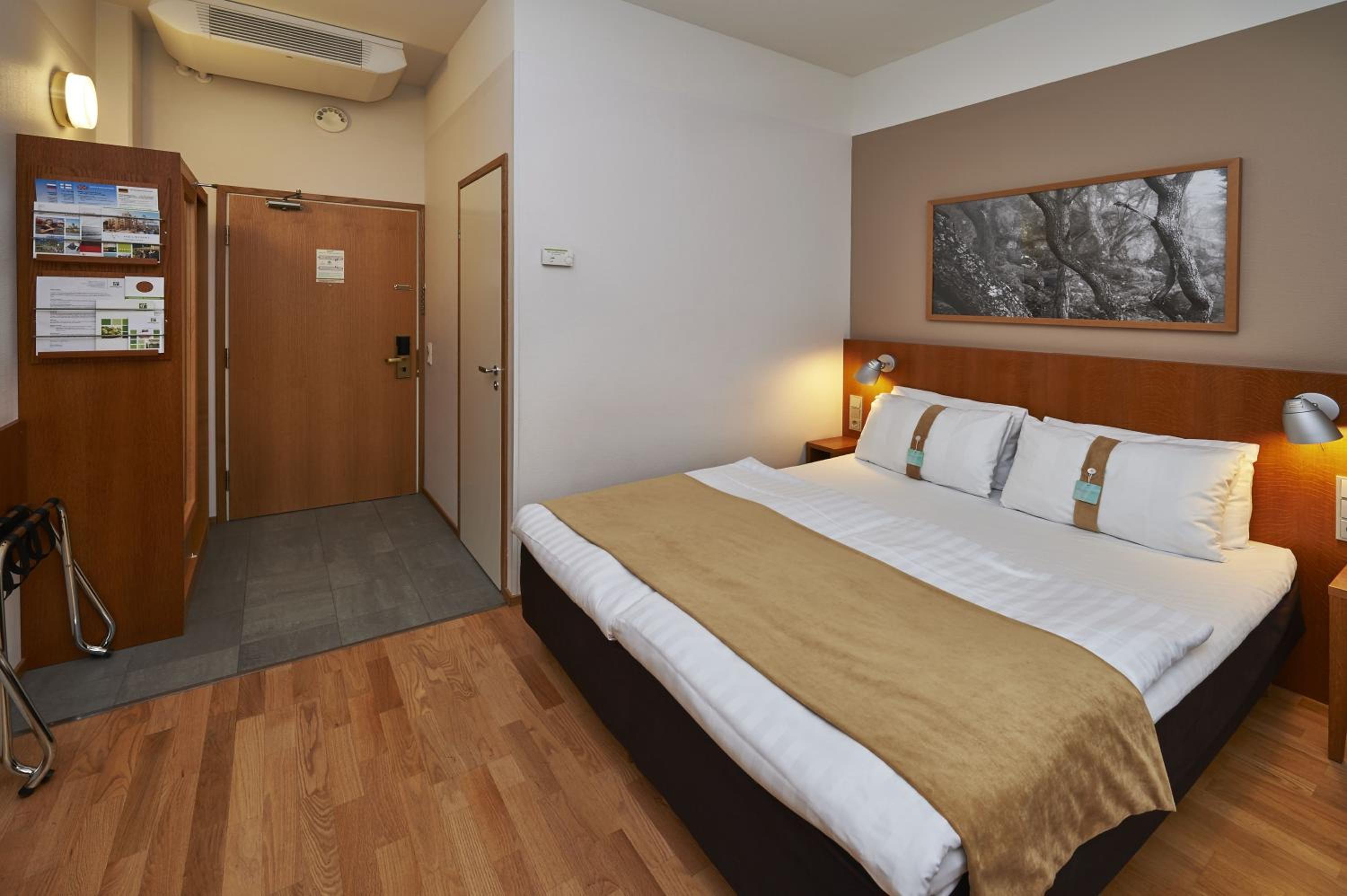Standard Queen Room