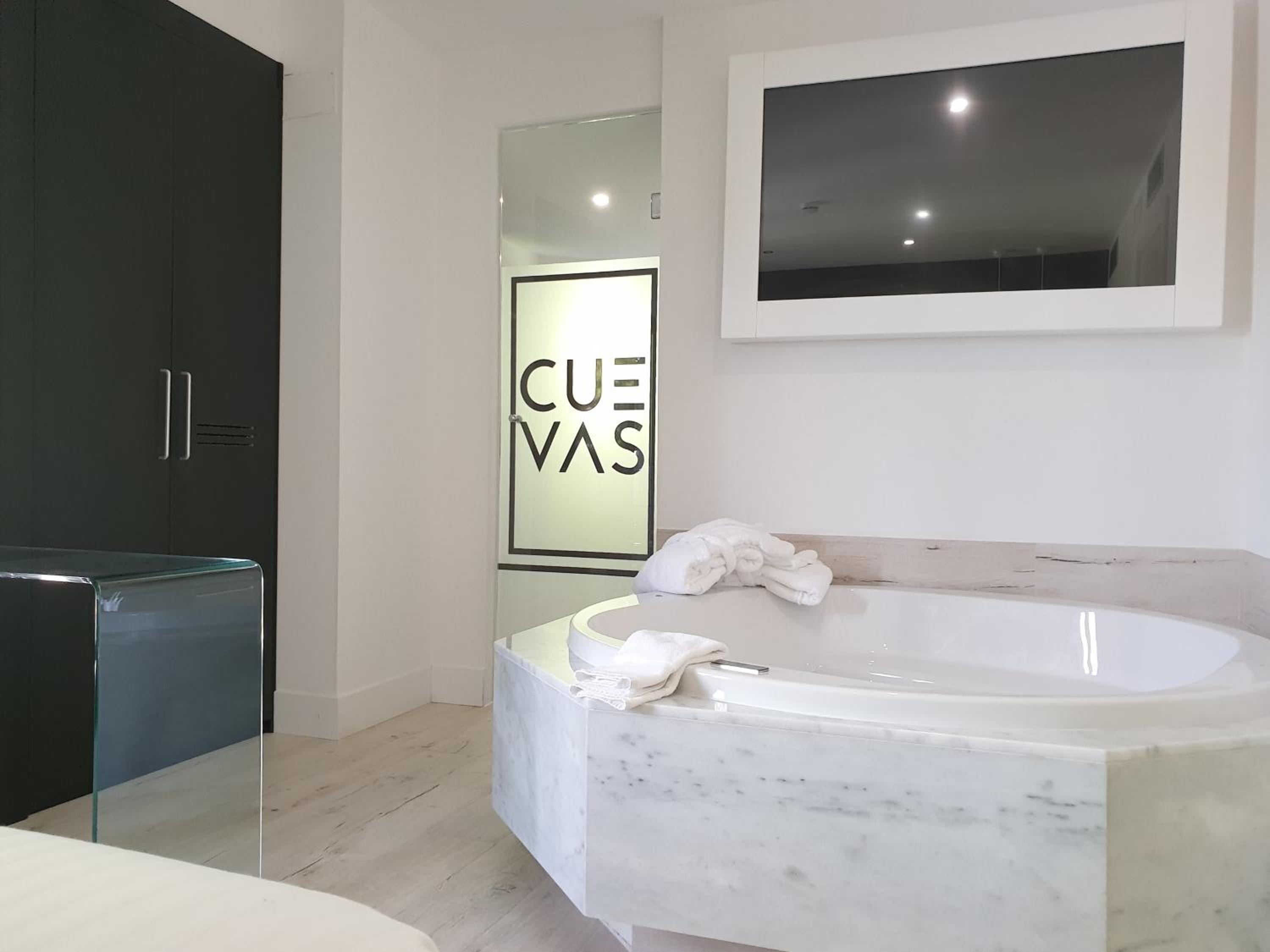 Superior Double Room with Spa Bath and Pool View - Photo 3