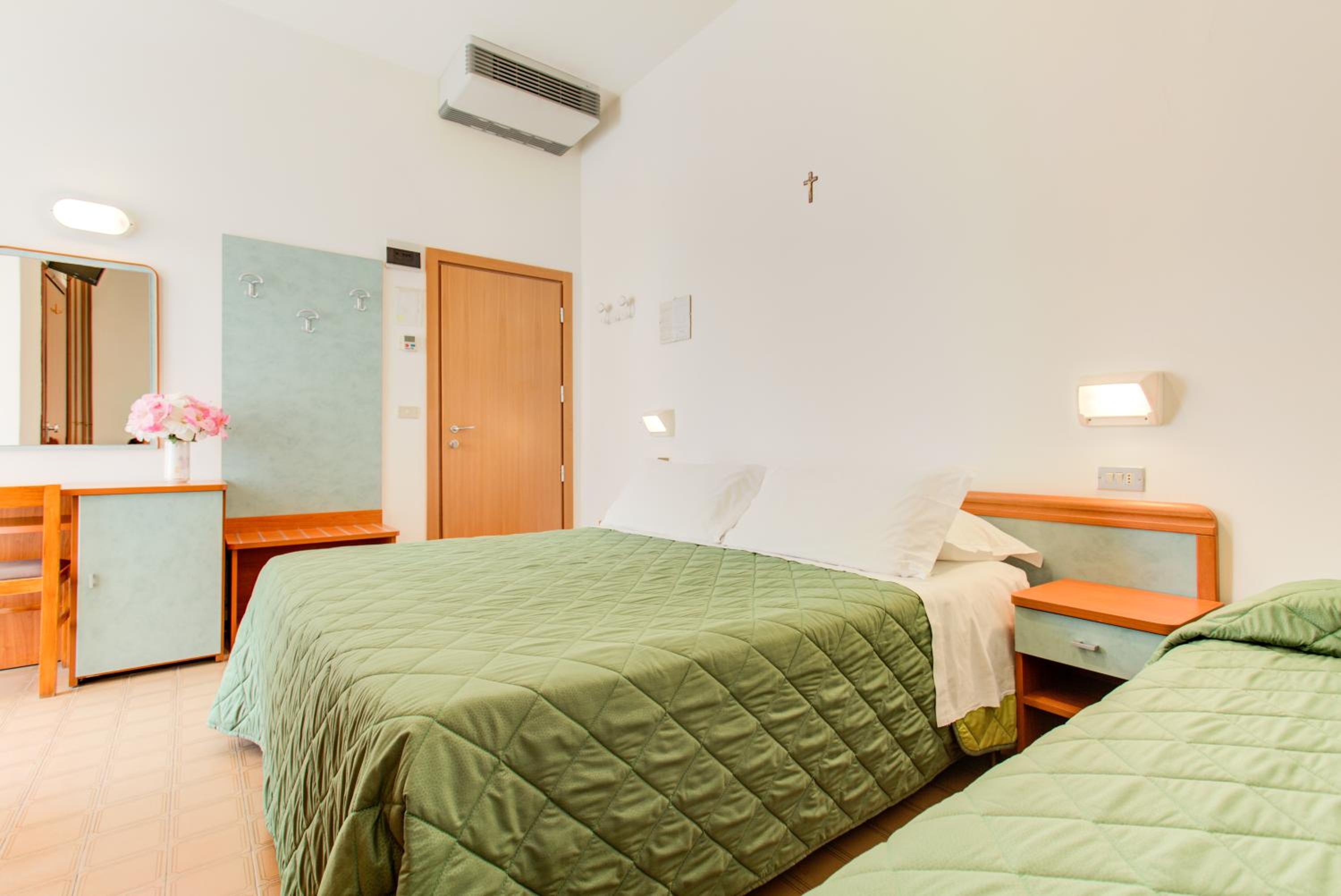 Double Room with Balcony - Photo 3