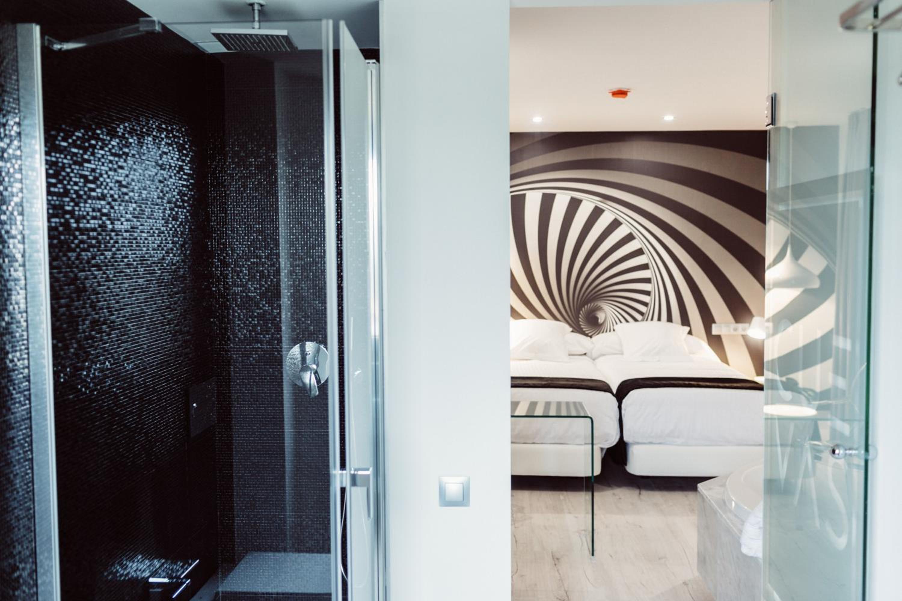 Superior Double Room with Spa Bath and Pool View - Photo 14