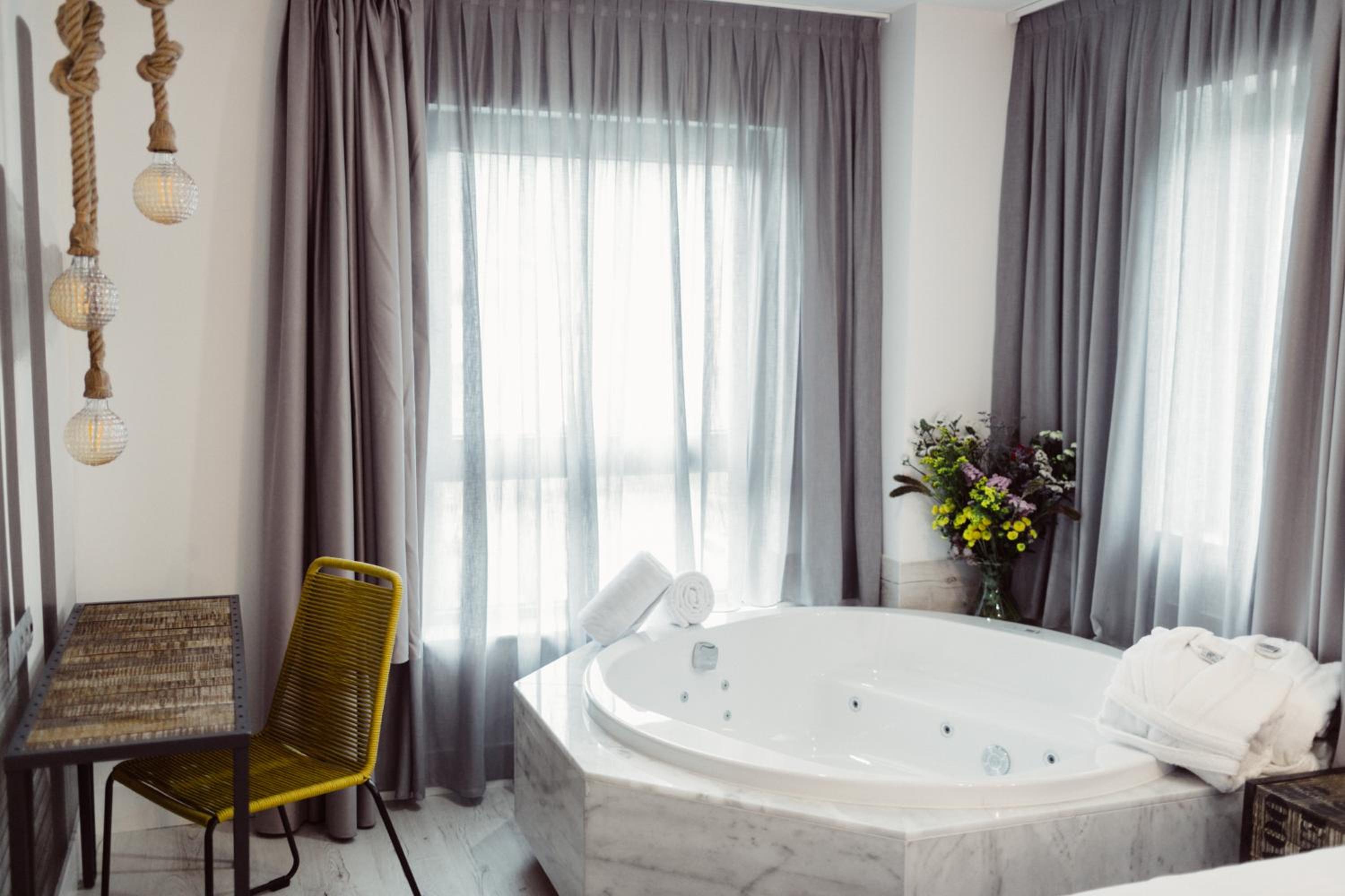 Double Room with Spa Bath - Photo 13