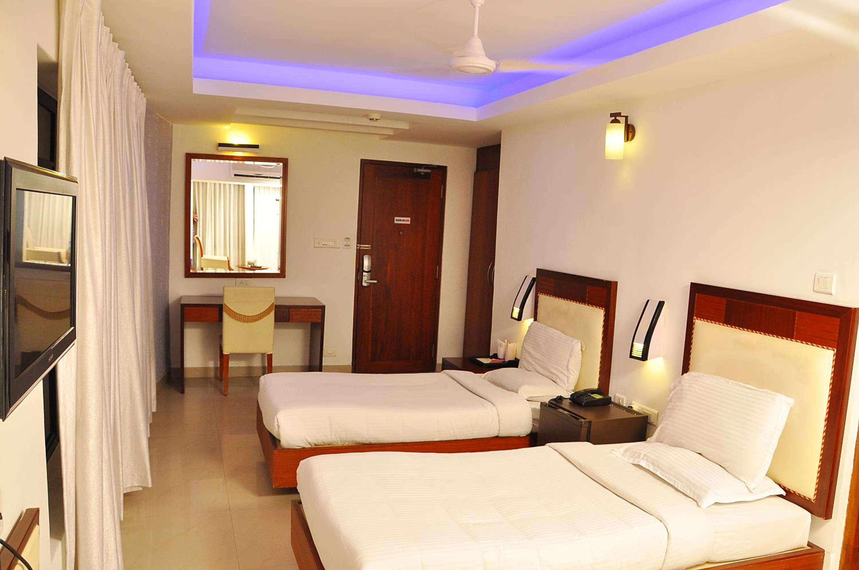 Standard Double or Twin Room - Photo 12