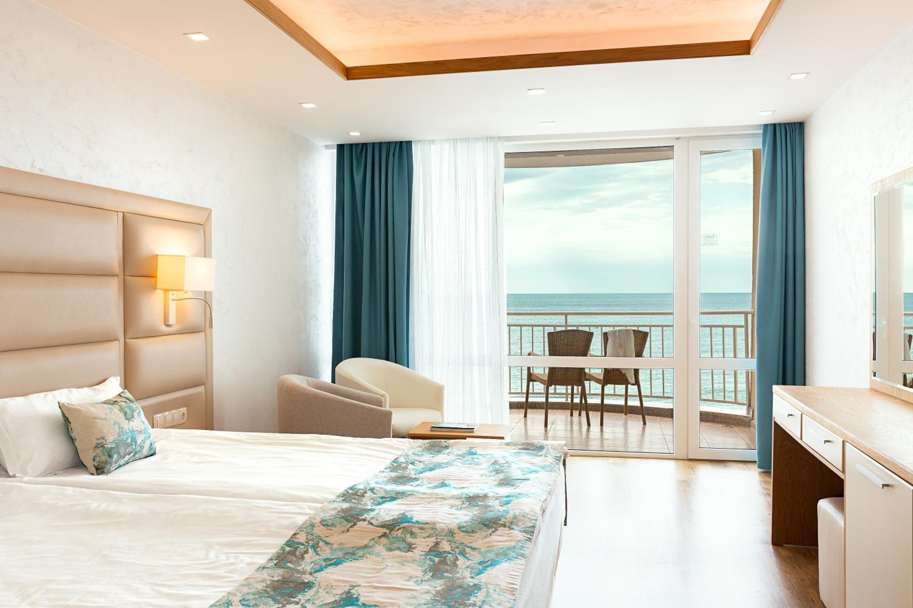 Twin Room with Balcony and Frontal Sea View - Photo 1