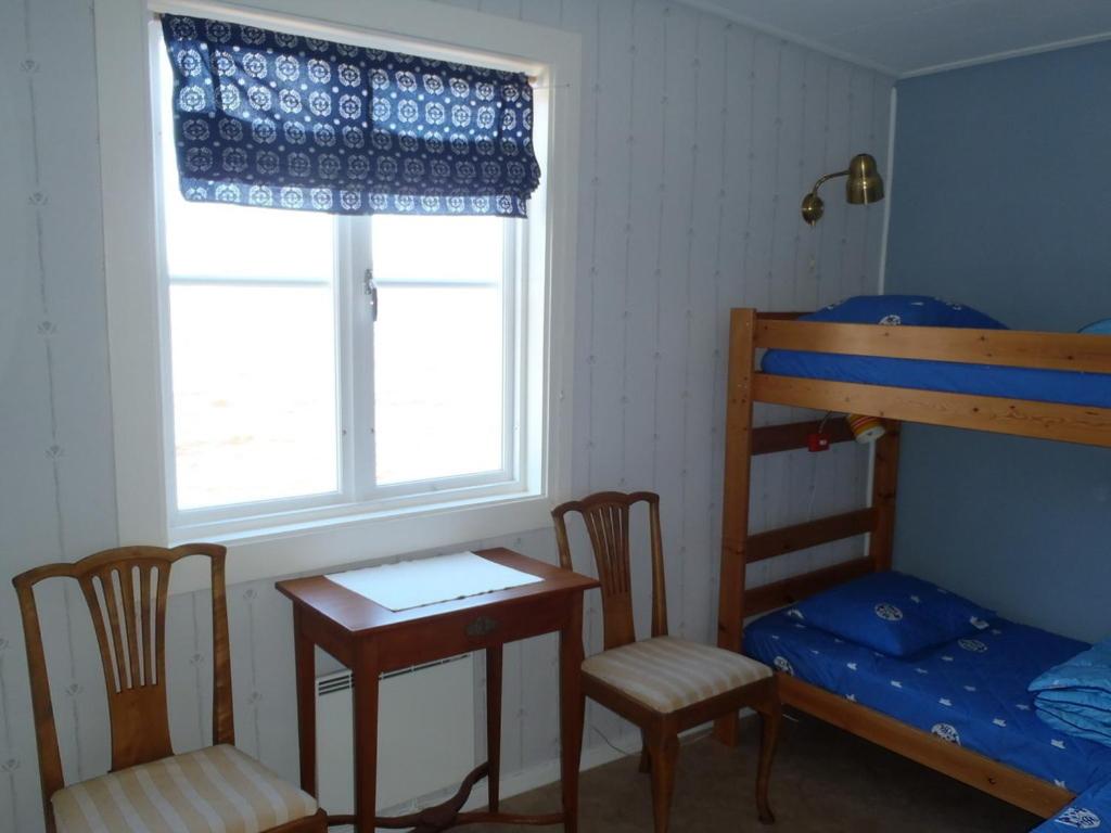Budget Twin Room with Sea View and Shared External Bathroom 164 ft from room photo 1