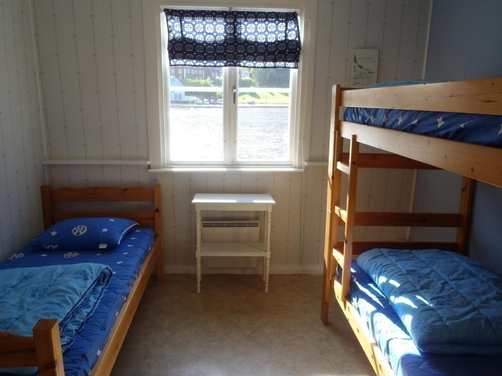 Budget Triple Room with Sea View and Shared External Bathroom 164 ft from room photo 1