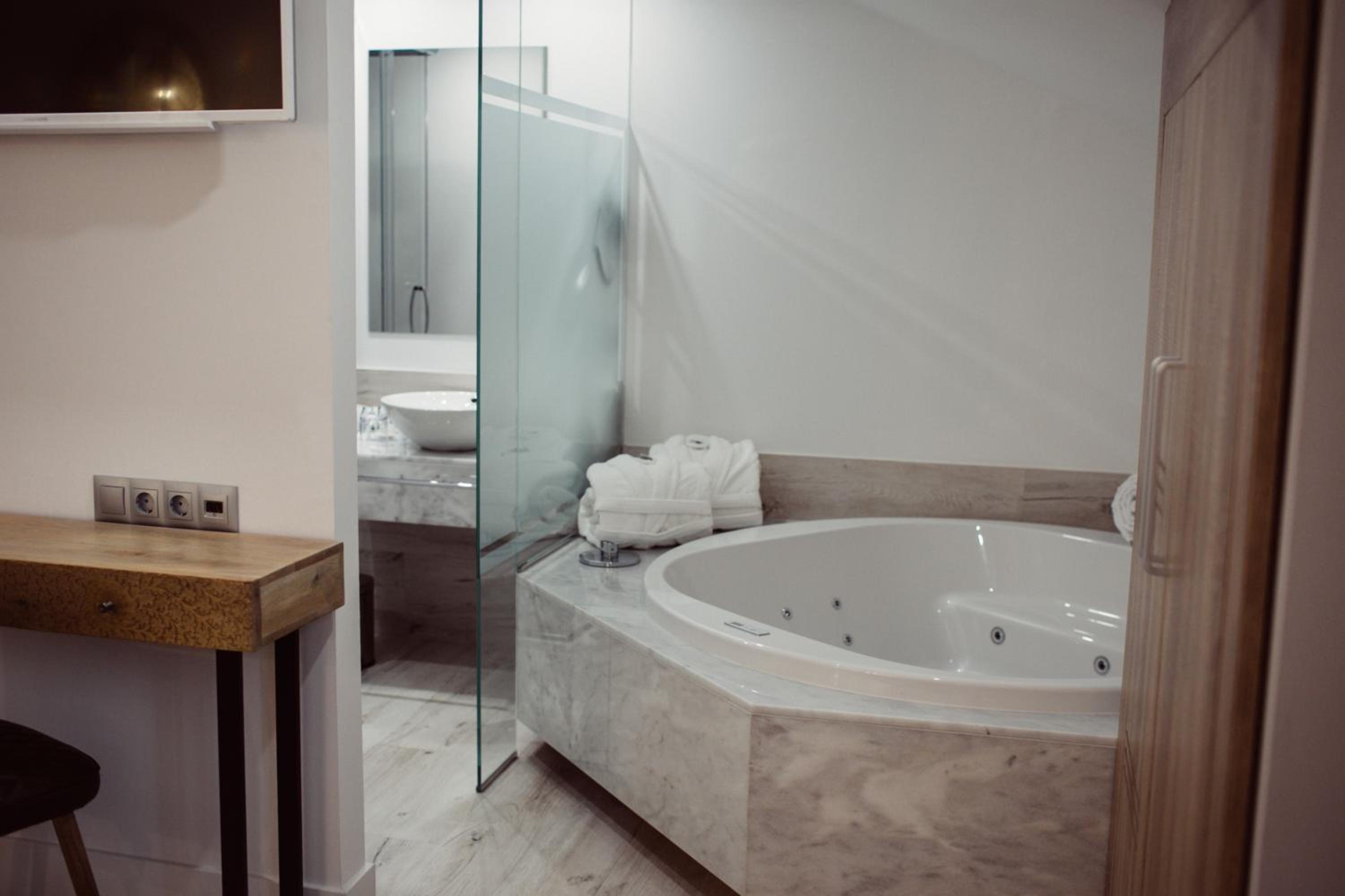 Double Room with Spa Bath - Photo 7