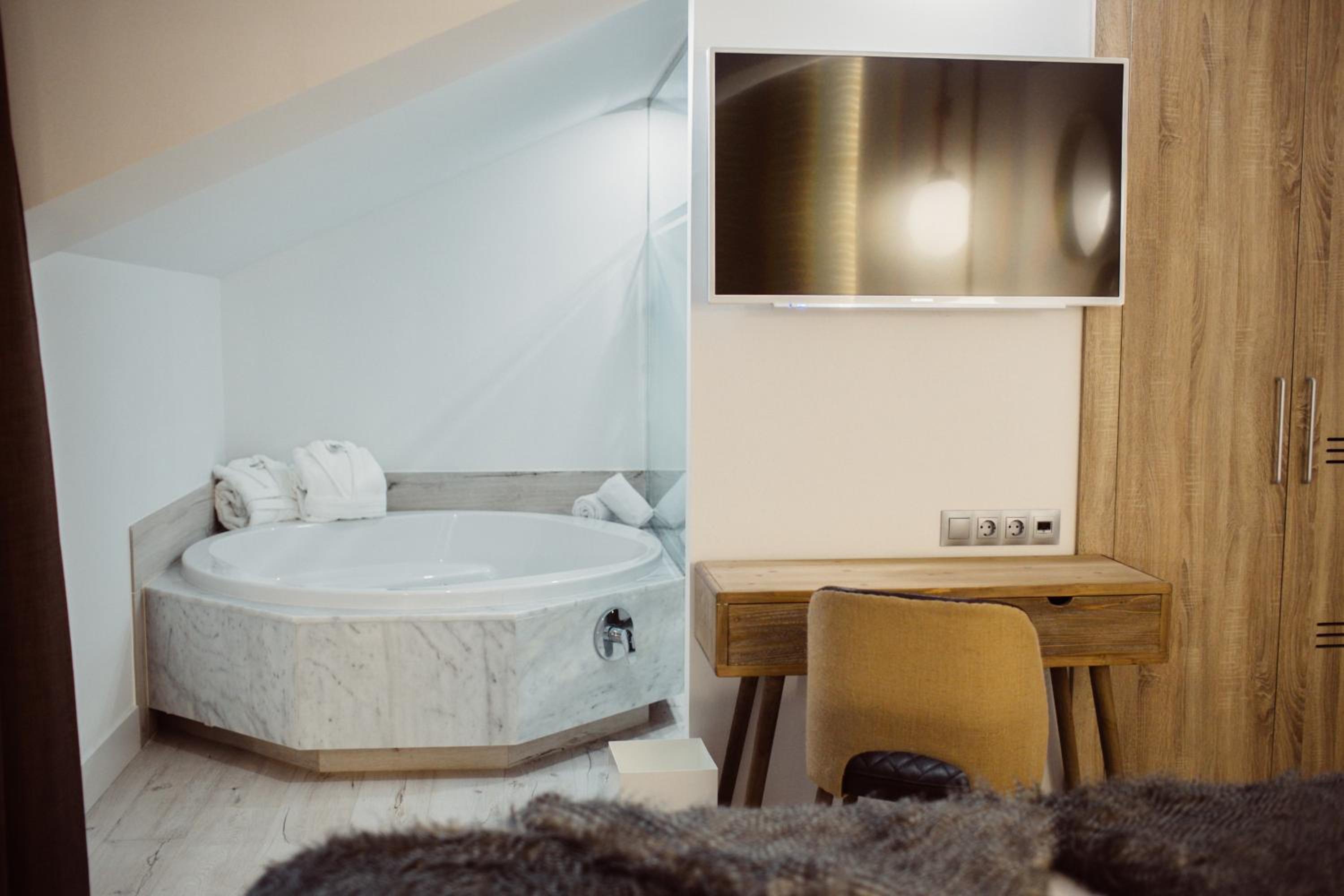 Double Room with Spa Bath - Photo 10