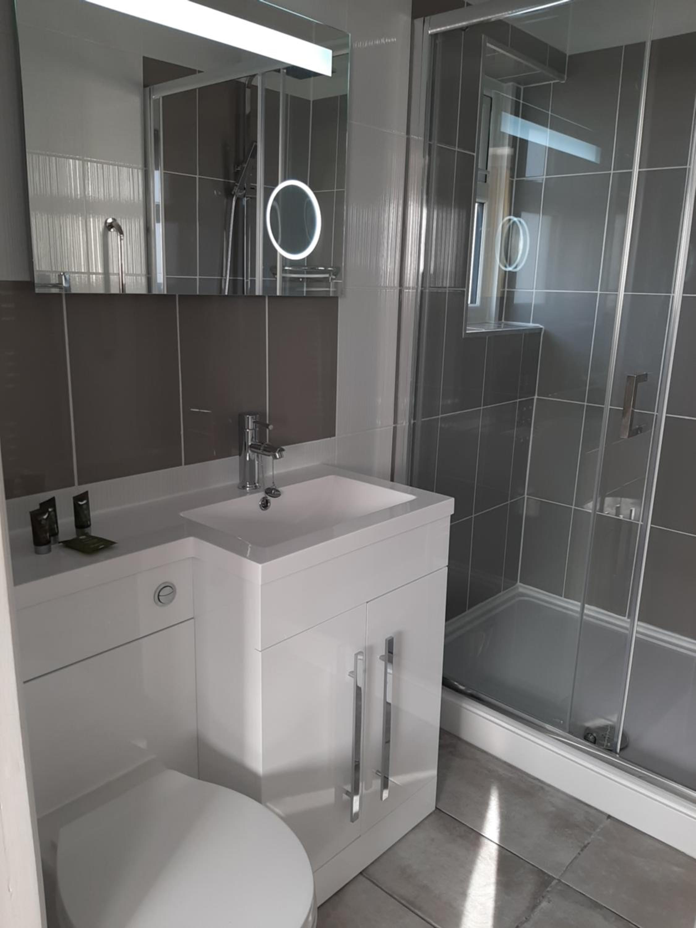 Standard King Room - Photo 5
