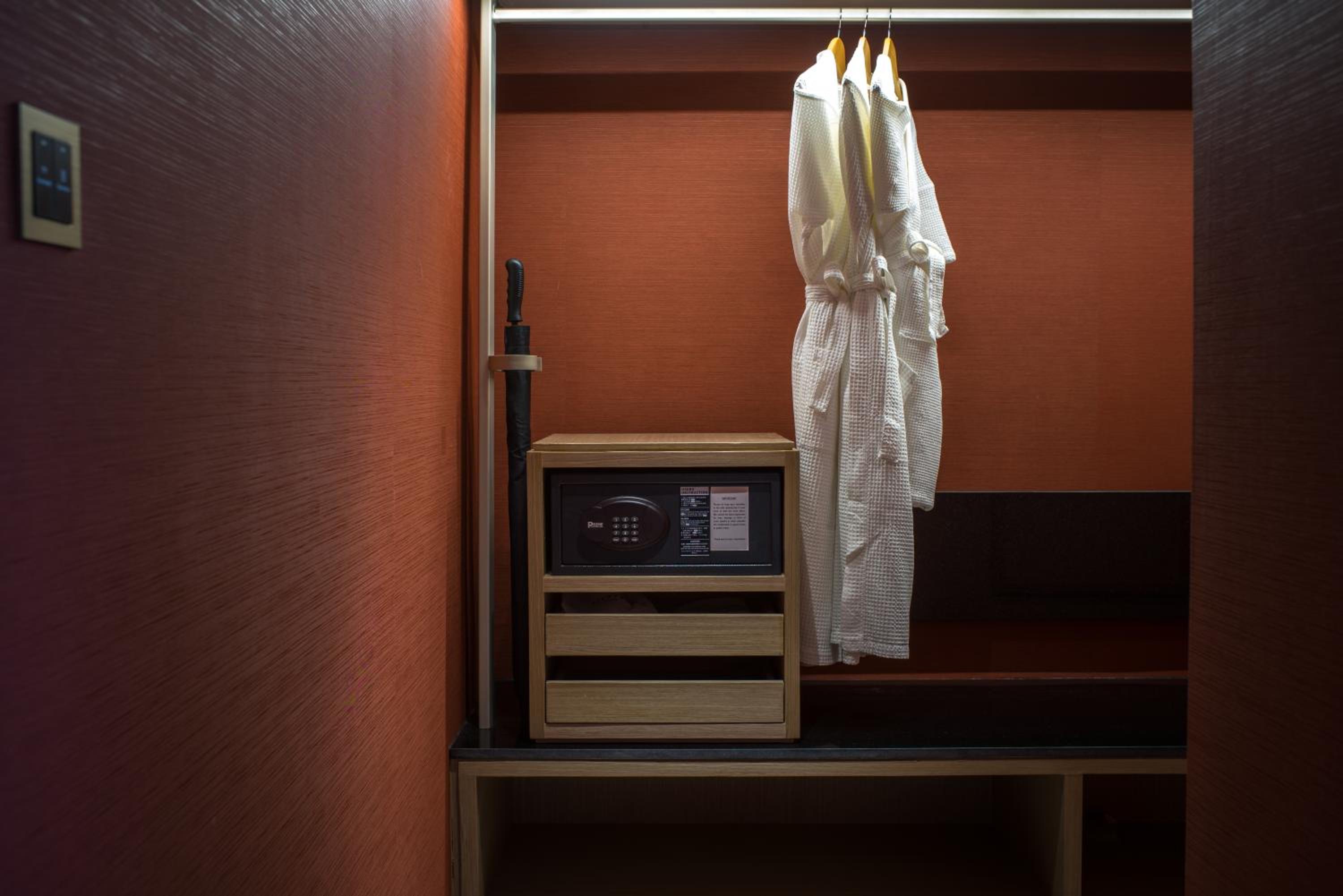1 Bedroom Corner Suite - Roselle Suite thumbnail 5