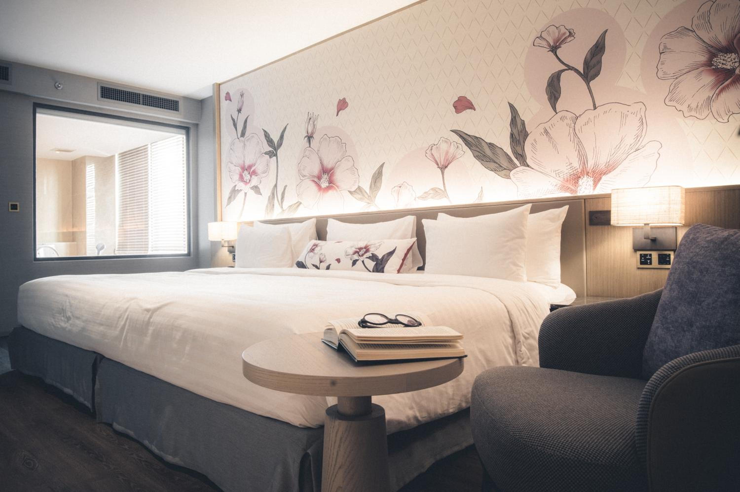 1 Bedroom Corner Suite - Roselle Suite