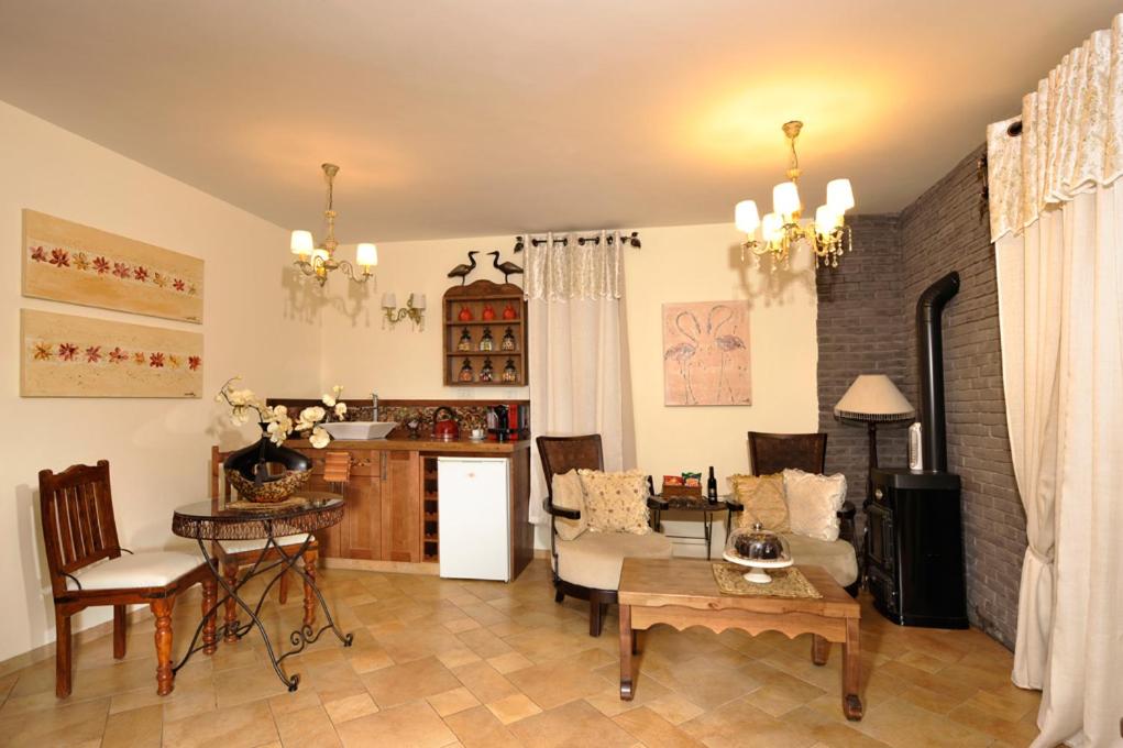 Studio with Large Hot Tub and Patio