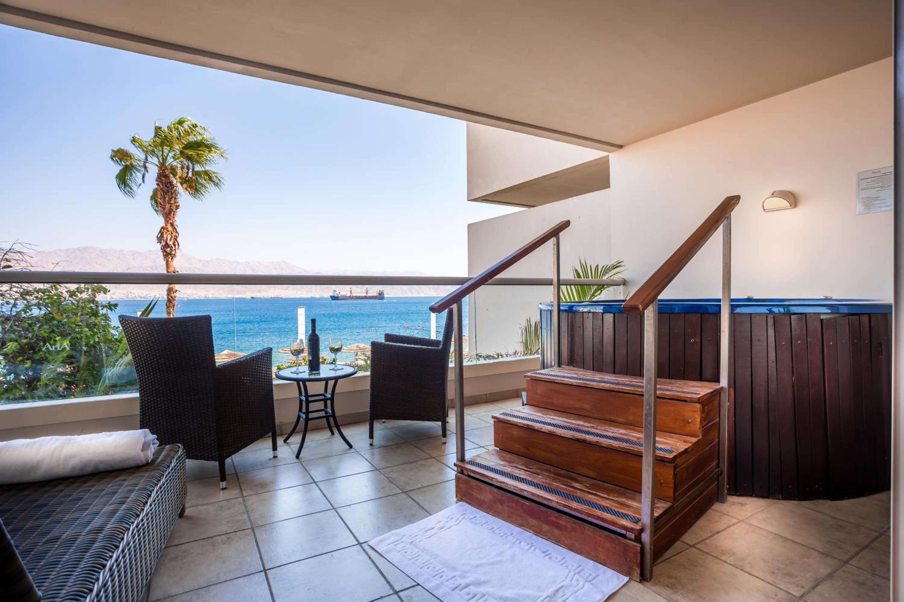 Deluxe Suite with Hot Tub (2 adults + 1 children)