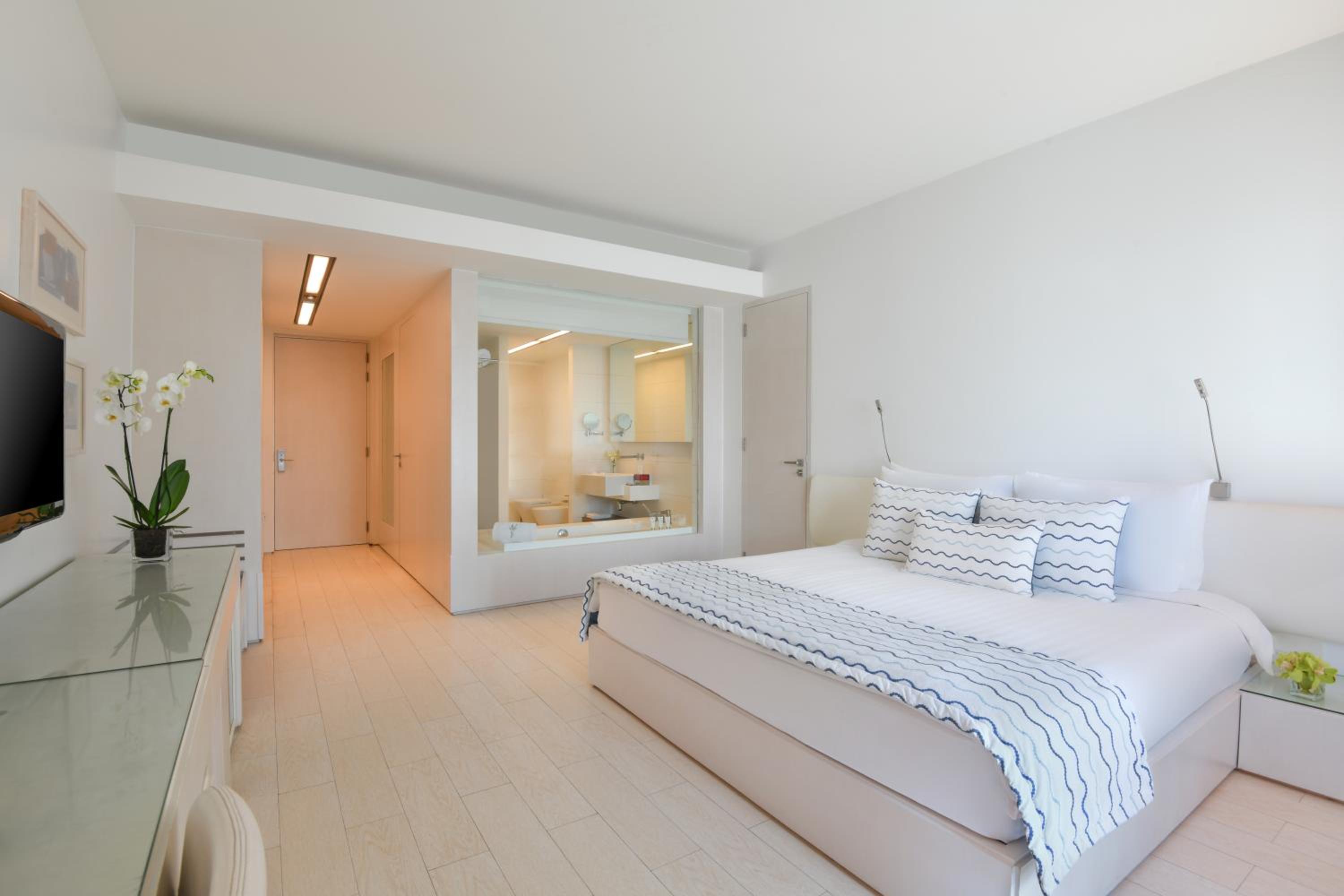 Sea View Deluxe Room (King Bed) - Photo 7