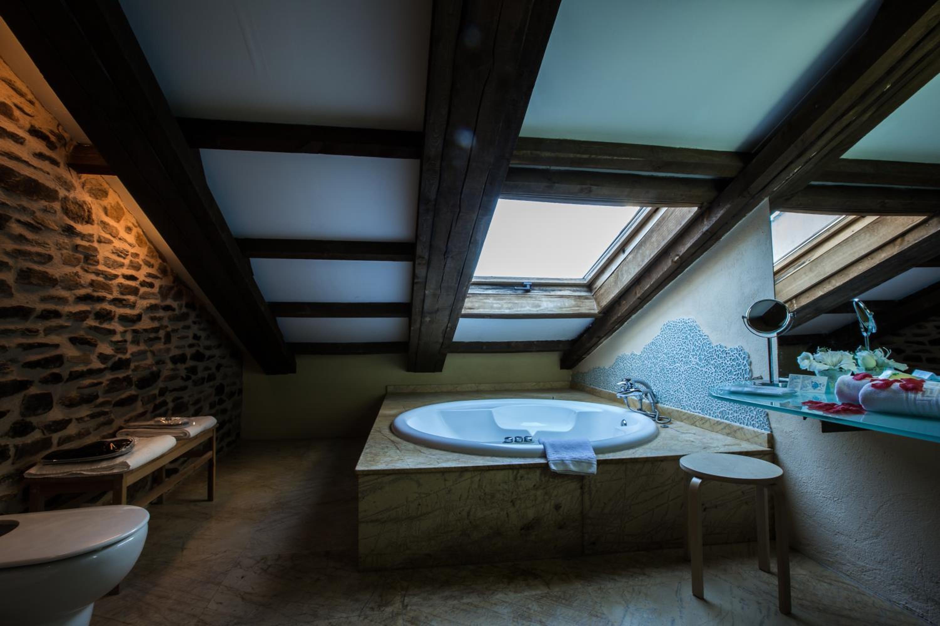 Deluxe Suite with Spa Bath - Photo 18
