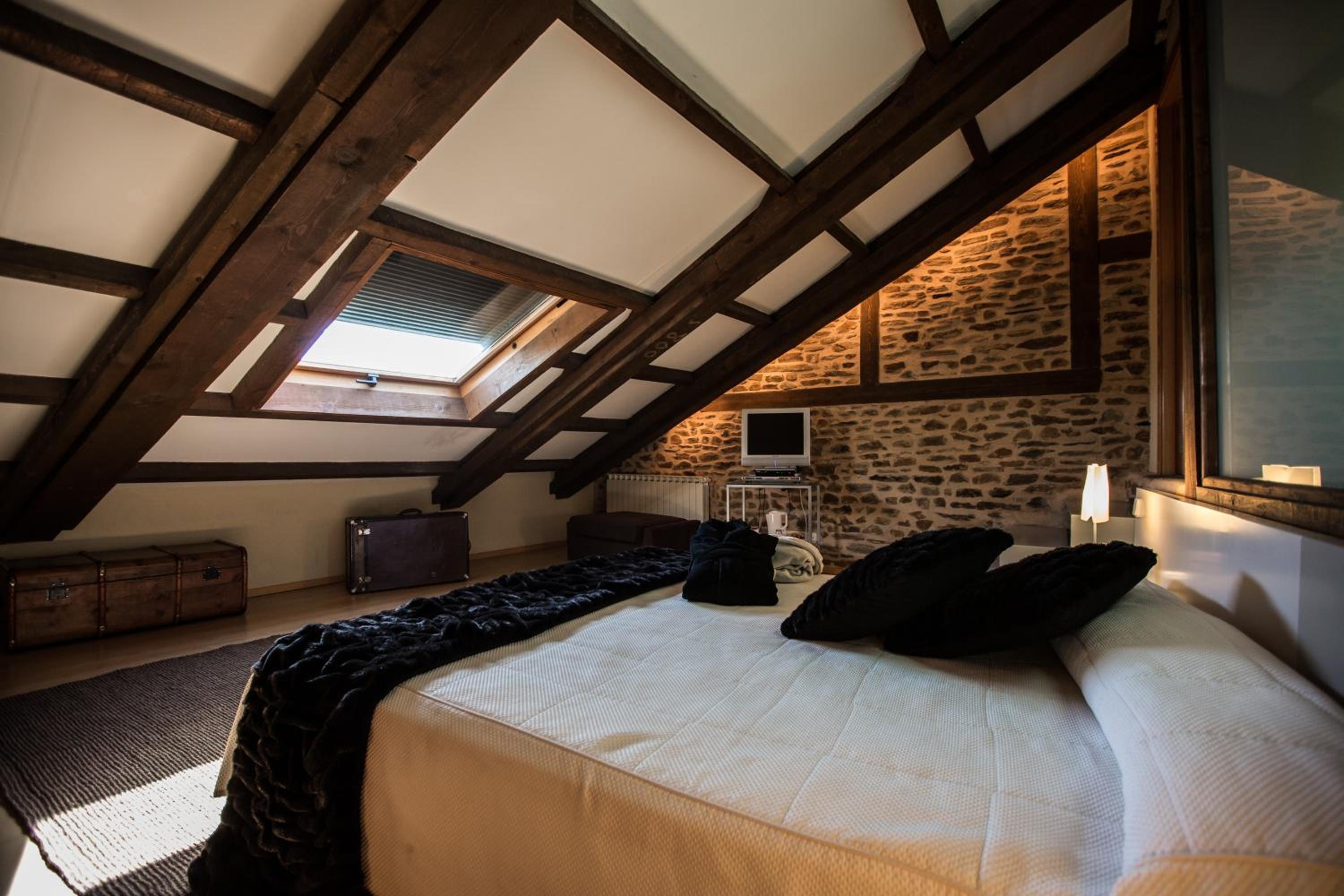 Deluxe Suite with Spa Bath - Photo 11