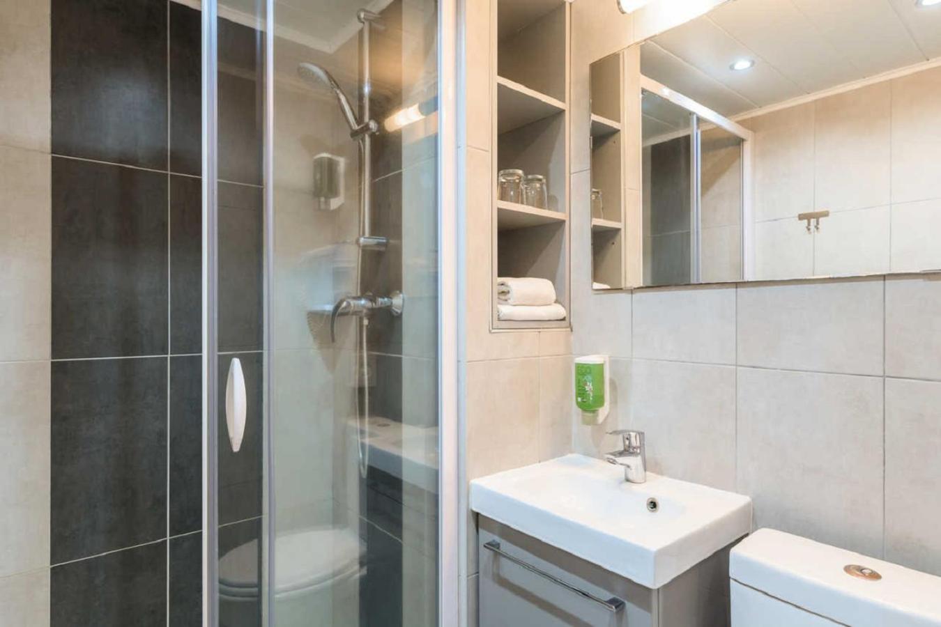Double Room - Photo 11