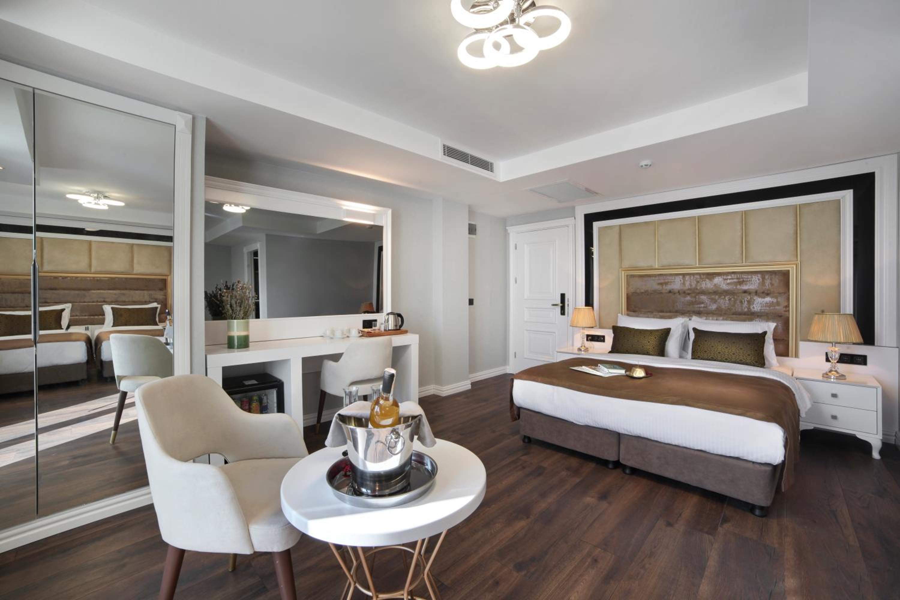 Junior Suite with Balcony photo 2