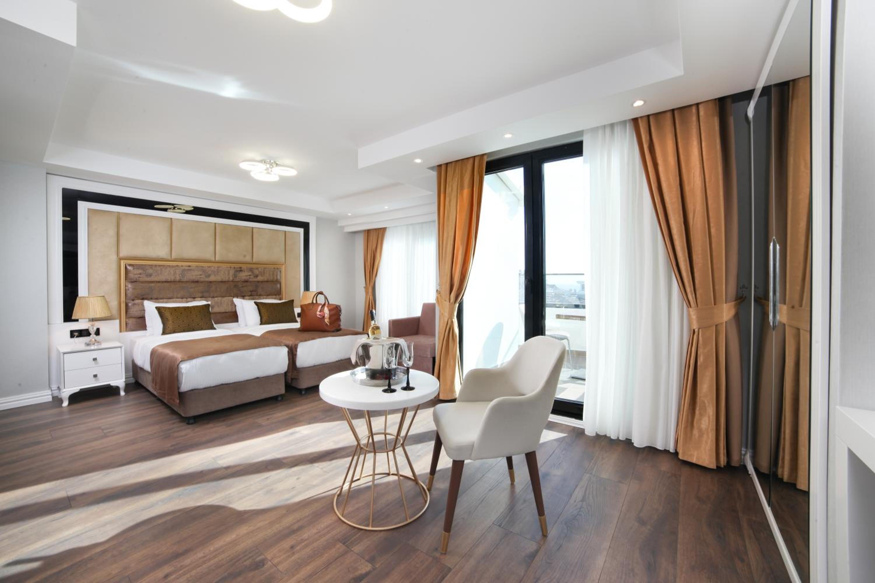Junior Suite with Balcony photo 3