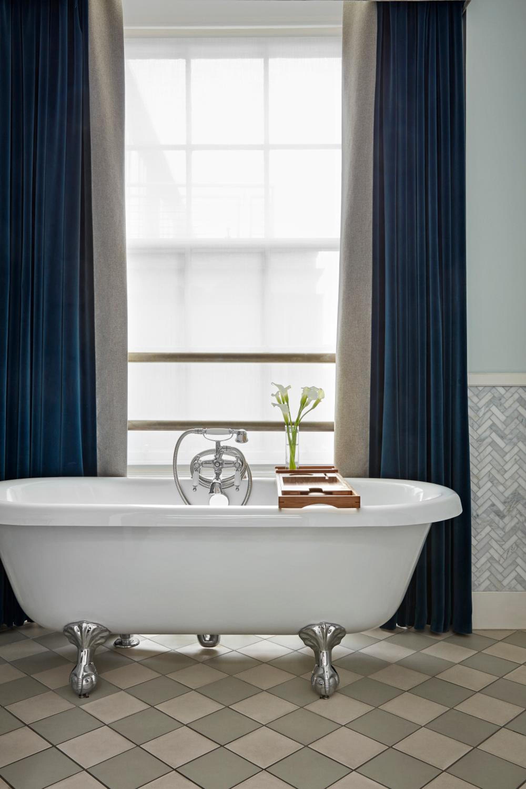 One-Bedroom Suite with Square View thumbnail 6