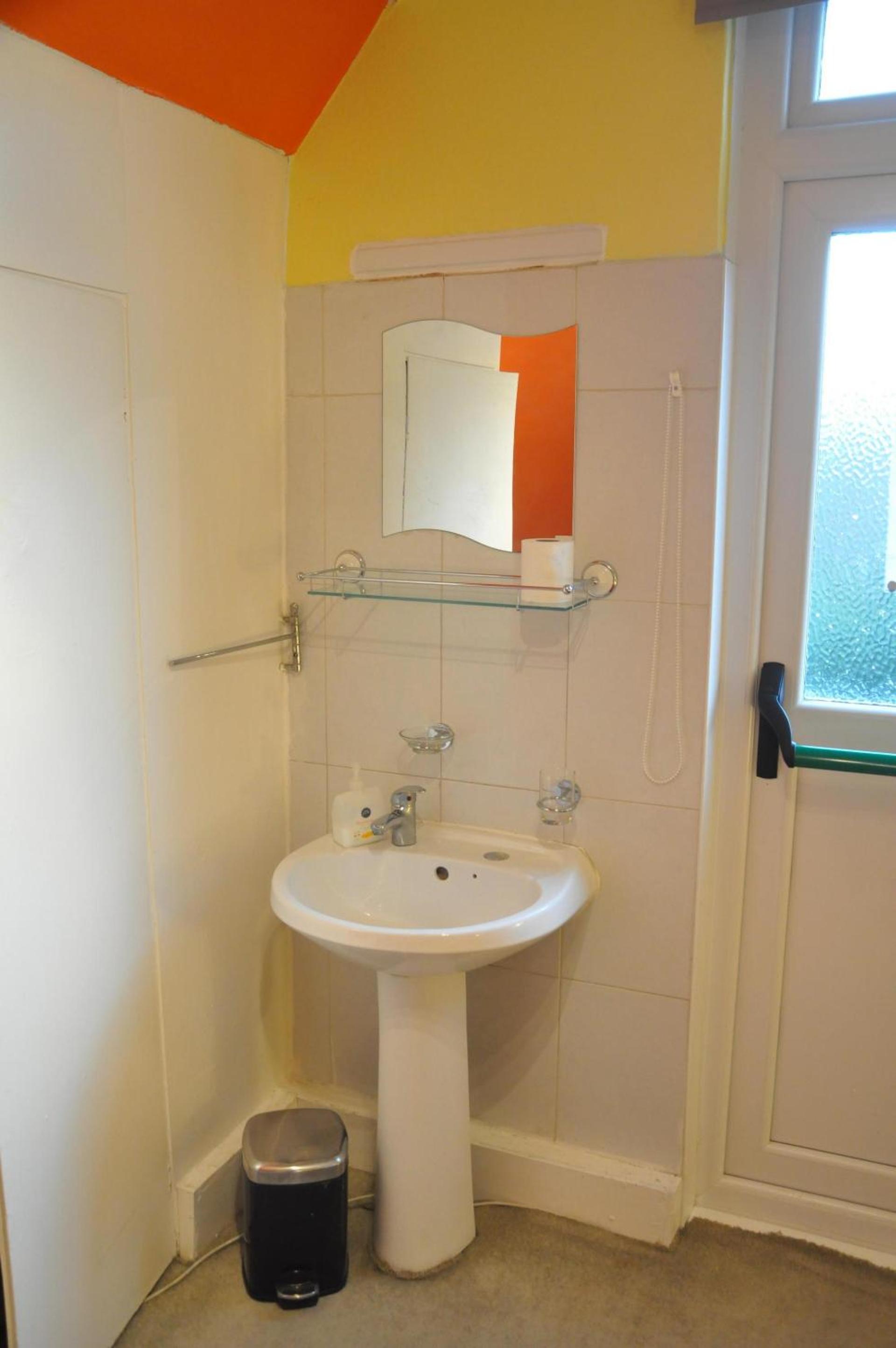 Budget Twin Room with a Shared Bathroom photo 3