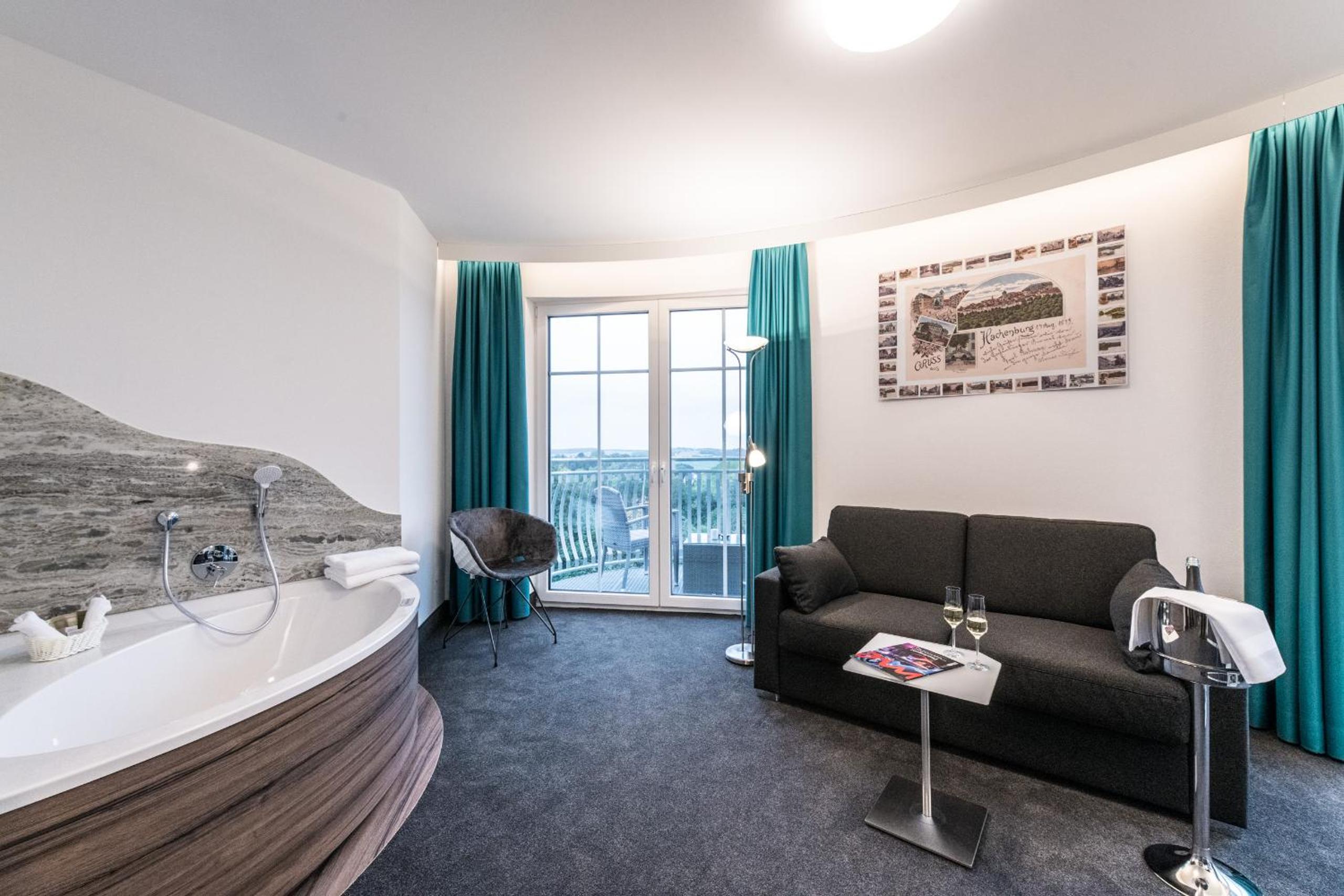 Junior Suite with Balcony - Photo 3