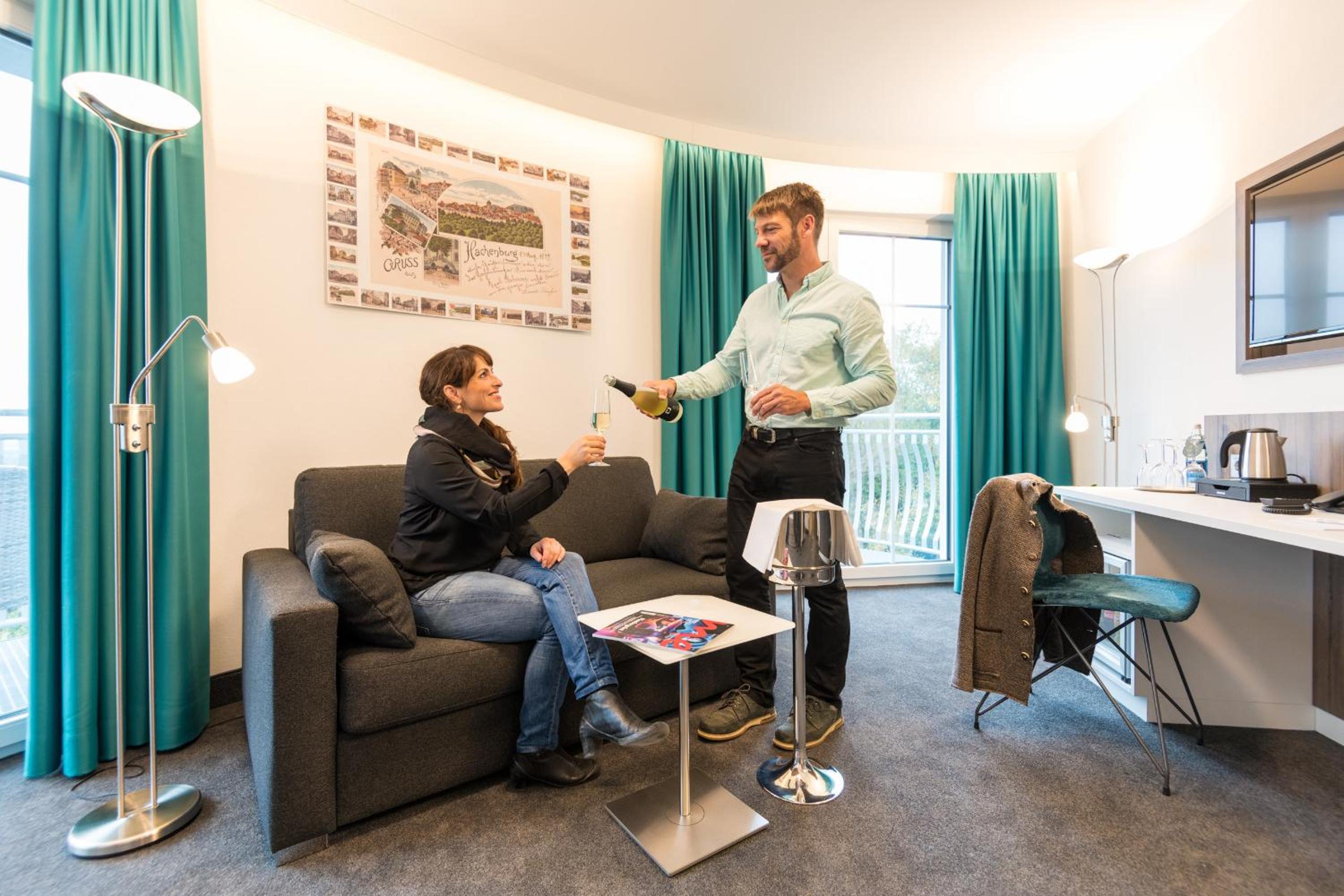 Junior Suite with Balcony - Photo 5