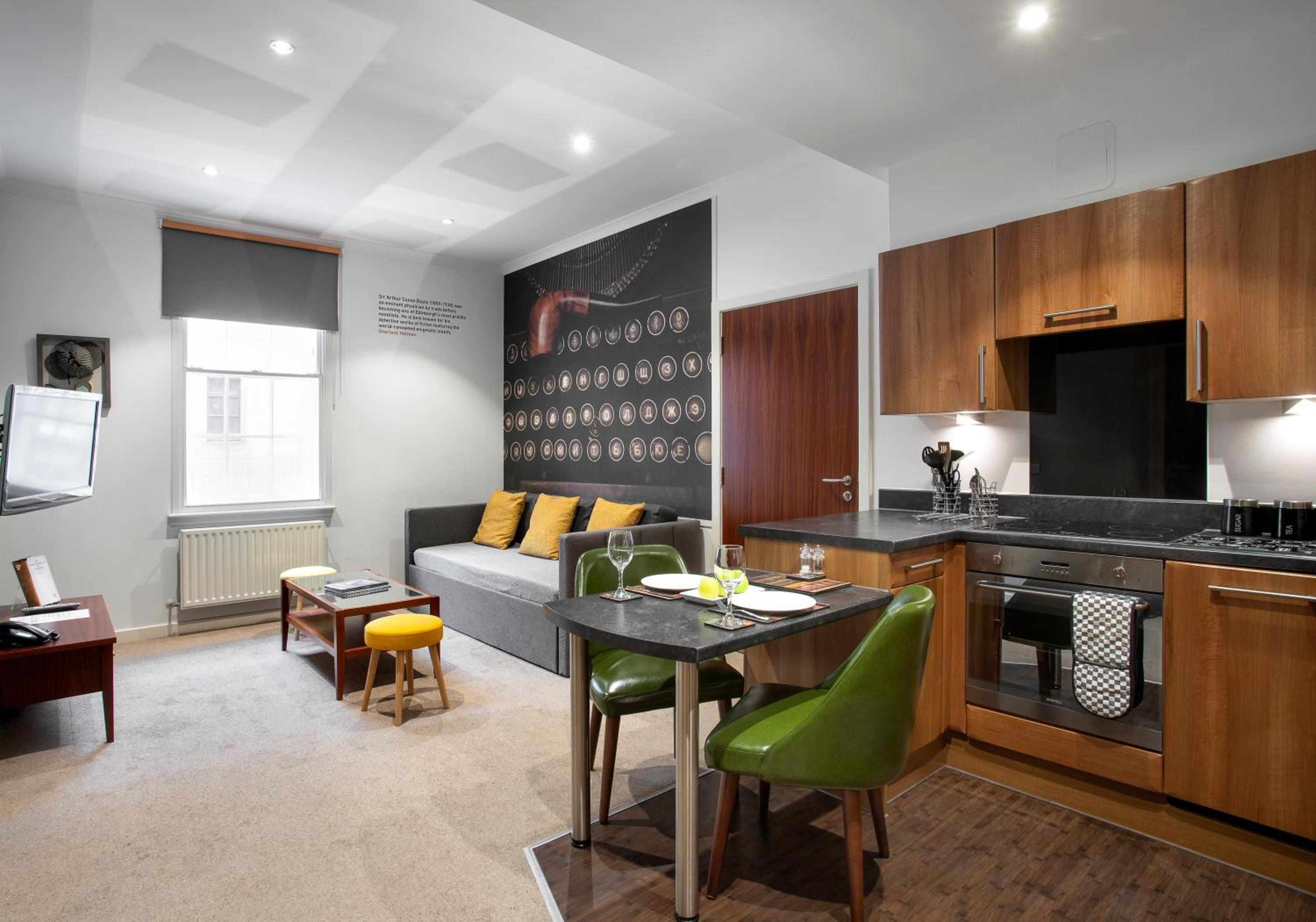 Superior One-Bedroom Apartment - Photo 2