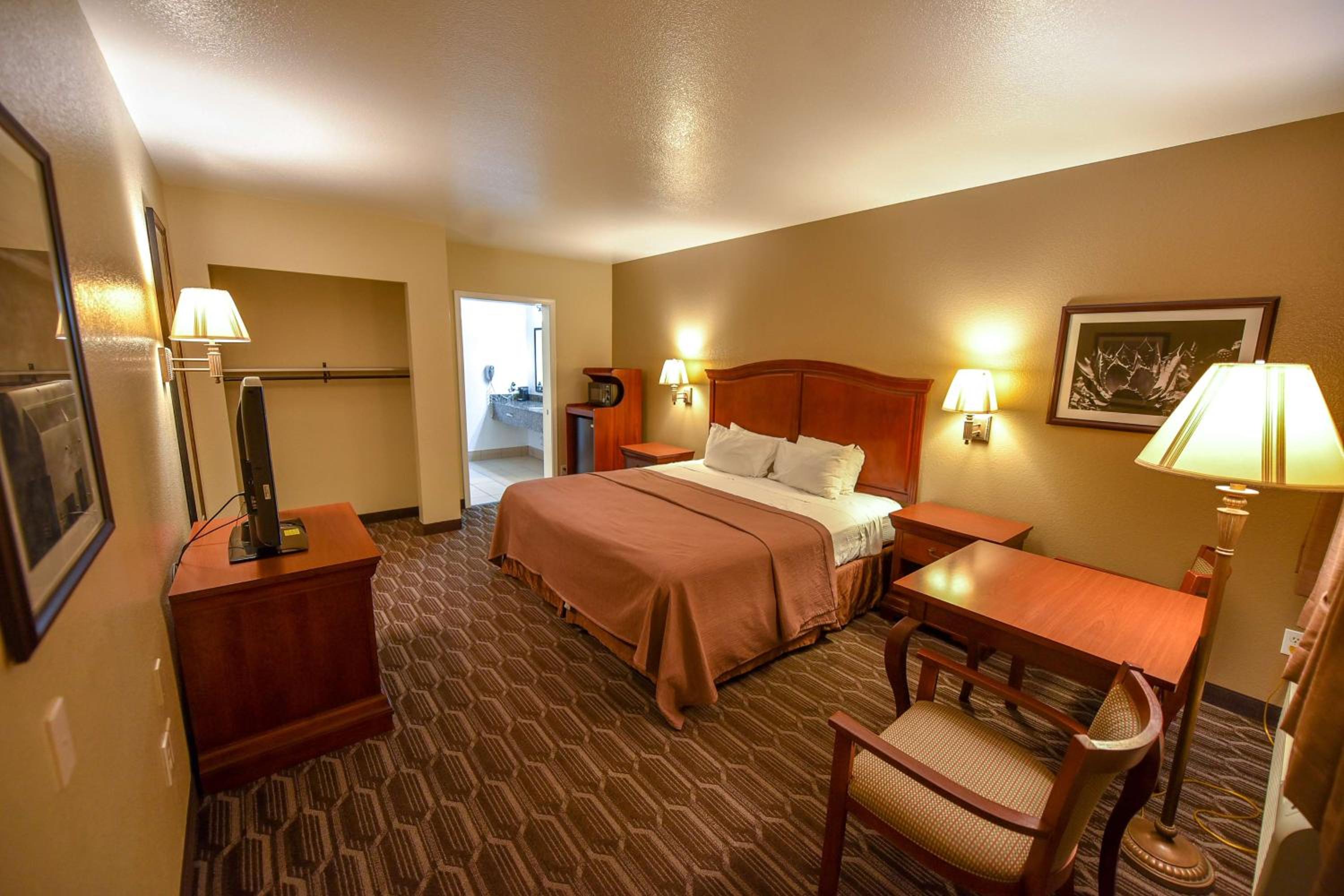 King Room with Walk-in Shower - Disability Access photo 1