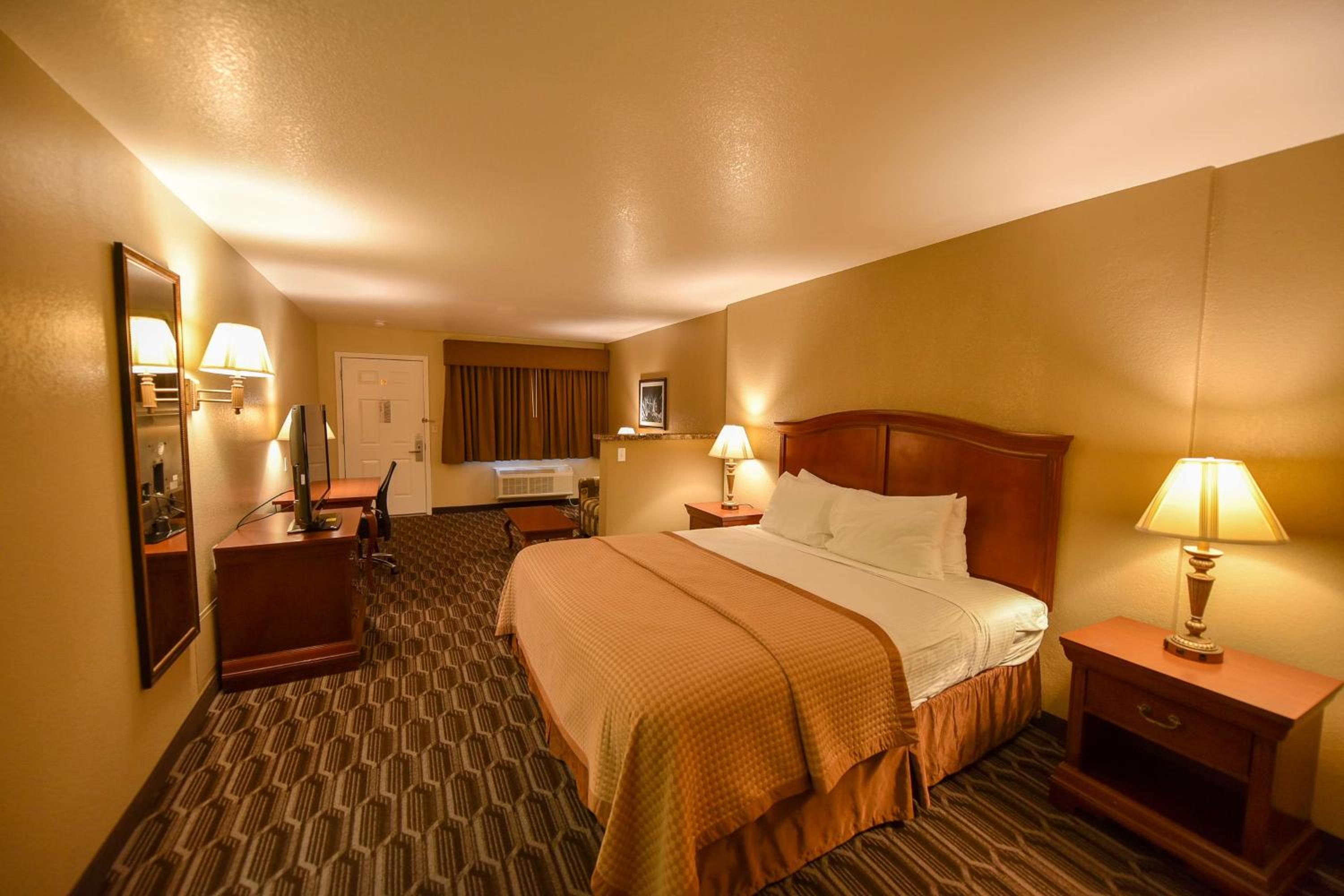 Larger King Room with Sofa Bed - Non-Smoking photo 2