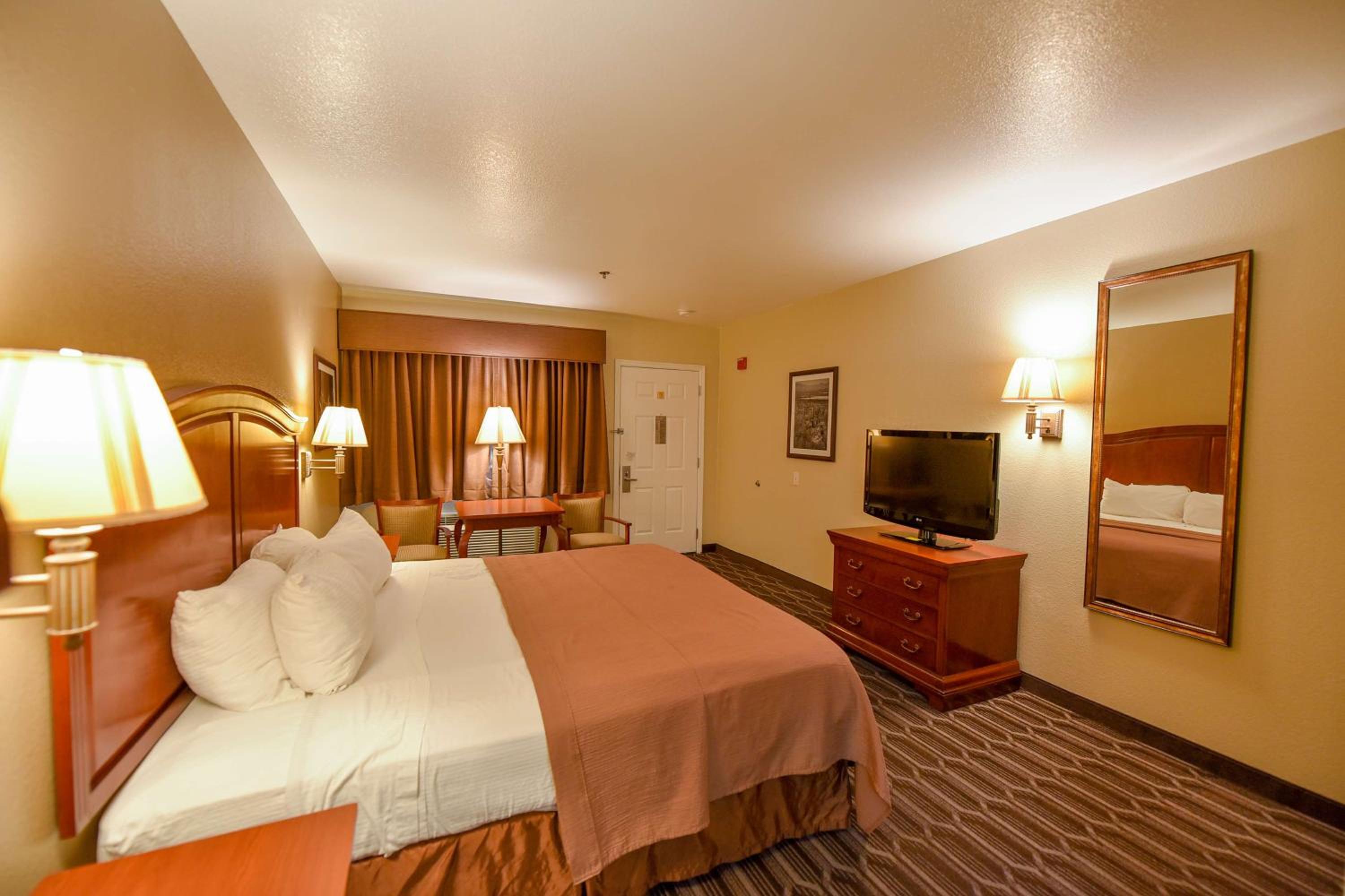King Room with Walk-in Shower - Disability Access photo 2