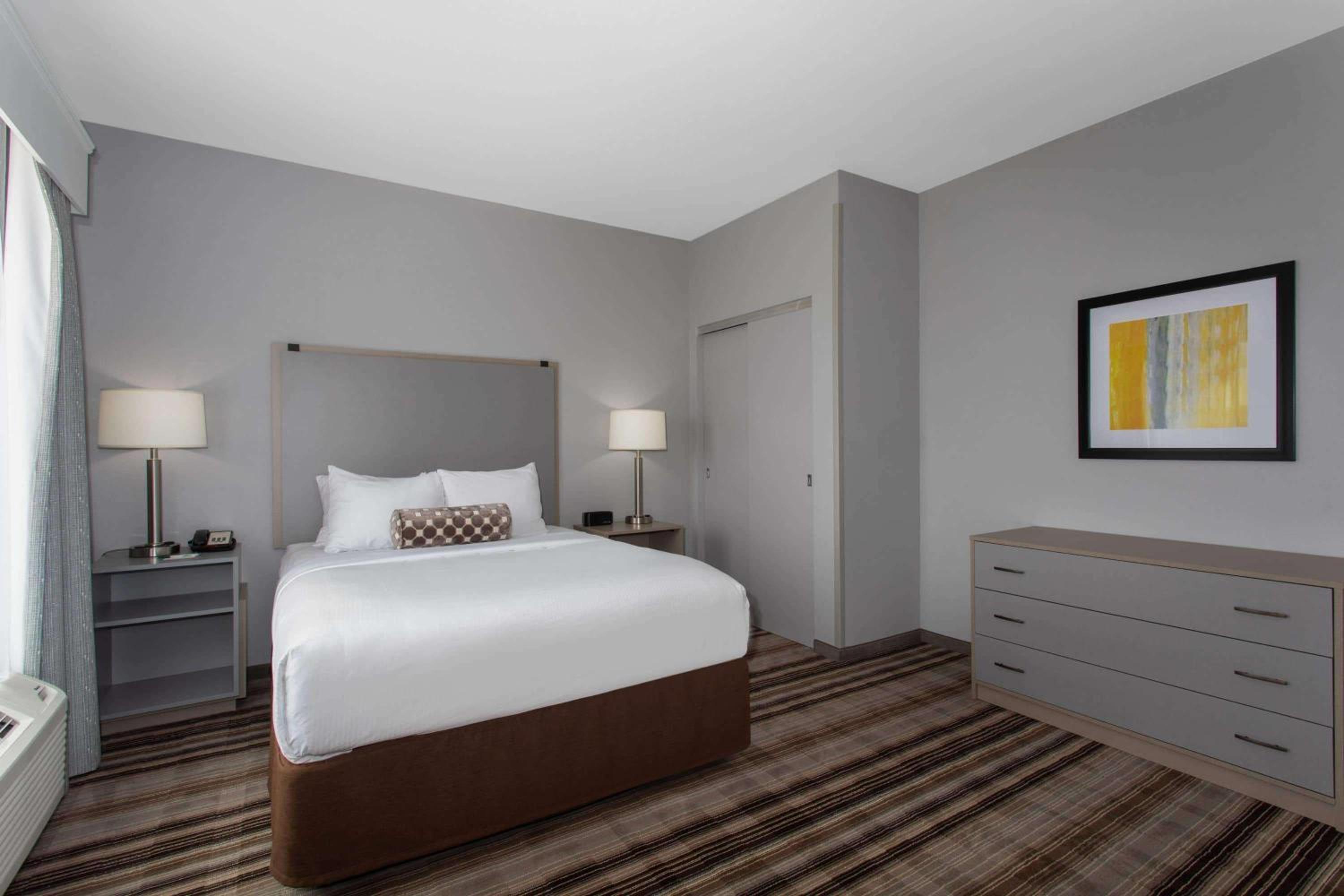 1 Queen Bed, One-Bedroom, Suite, Non-Smoking - Photo 19