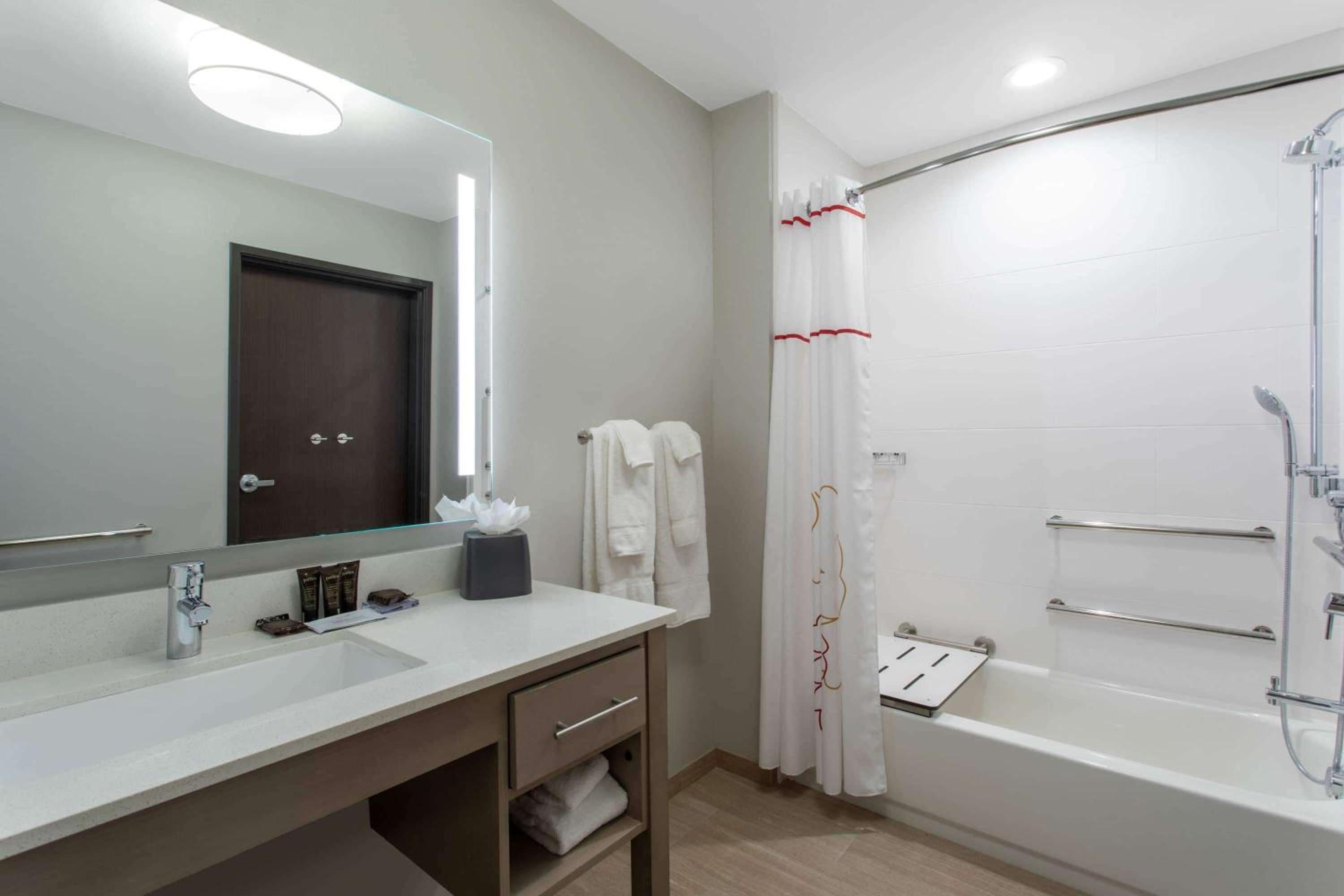Suite with Two Queen Beds - Mobility Access/Non-Smoking - Photo 16