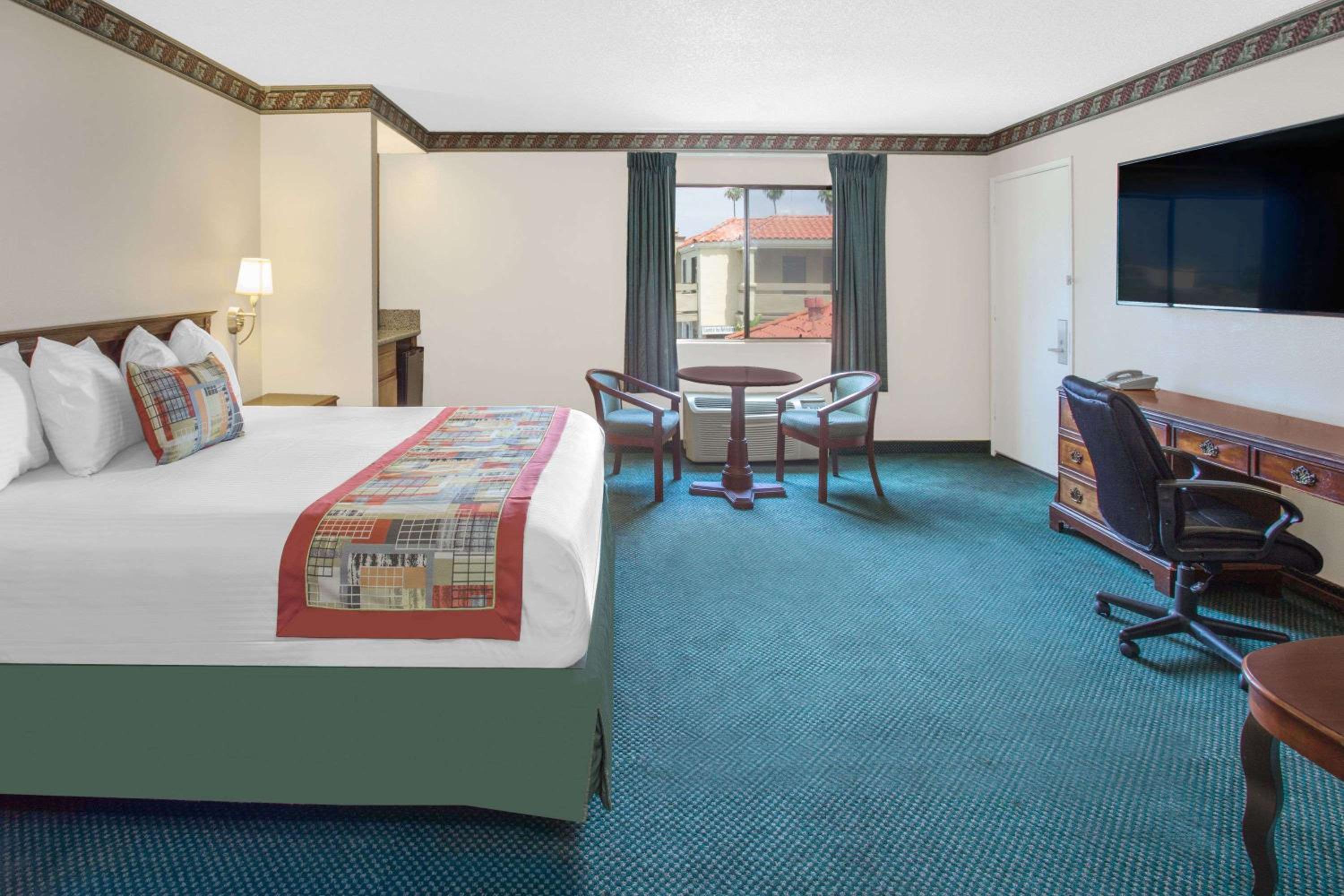 King Room - Non-Smoking photo 2