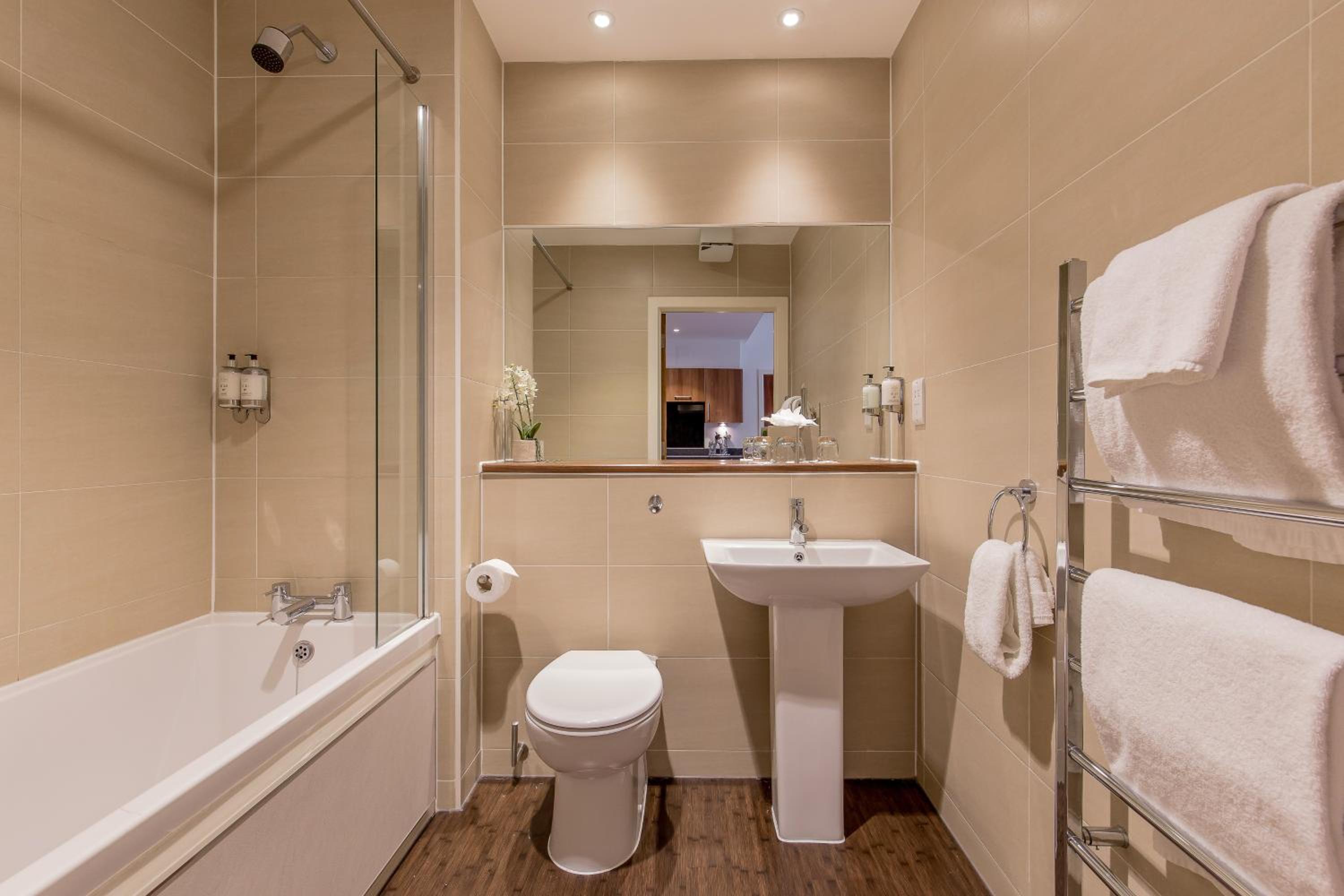 Superior One-Bedroom Apartment - Photo 4