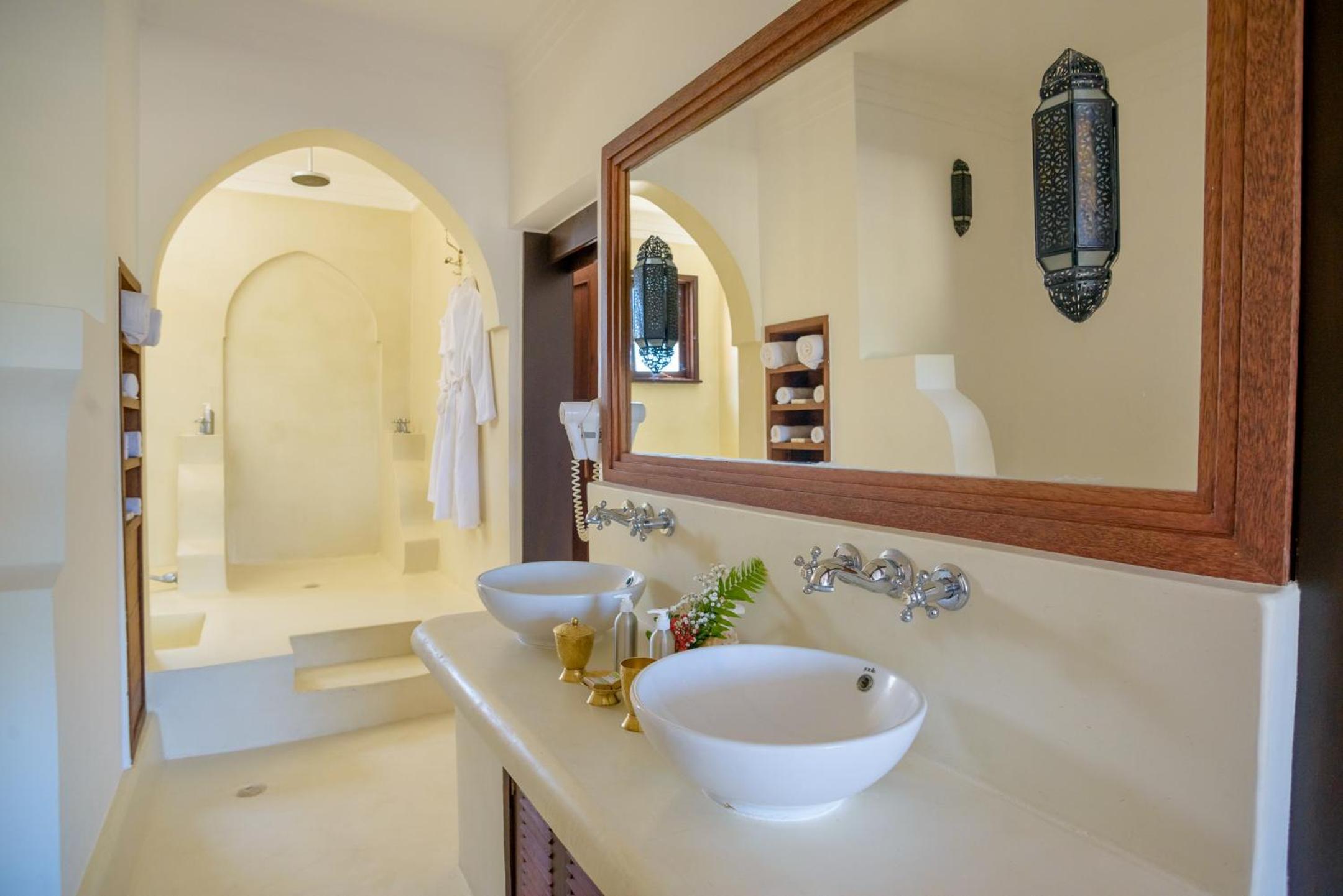 Executive Suite - Photo 37