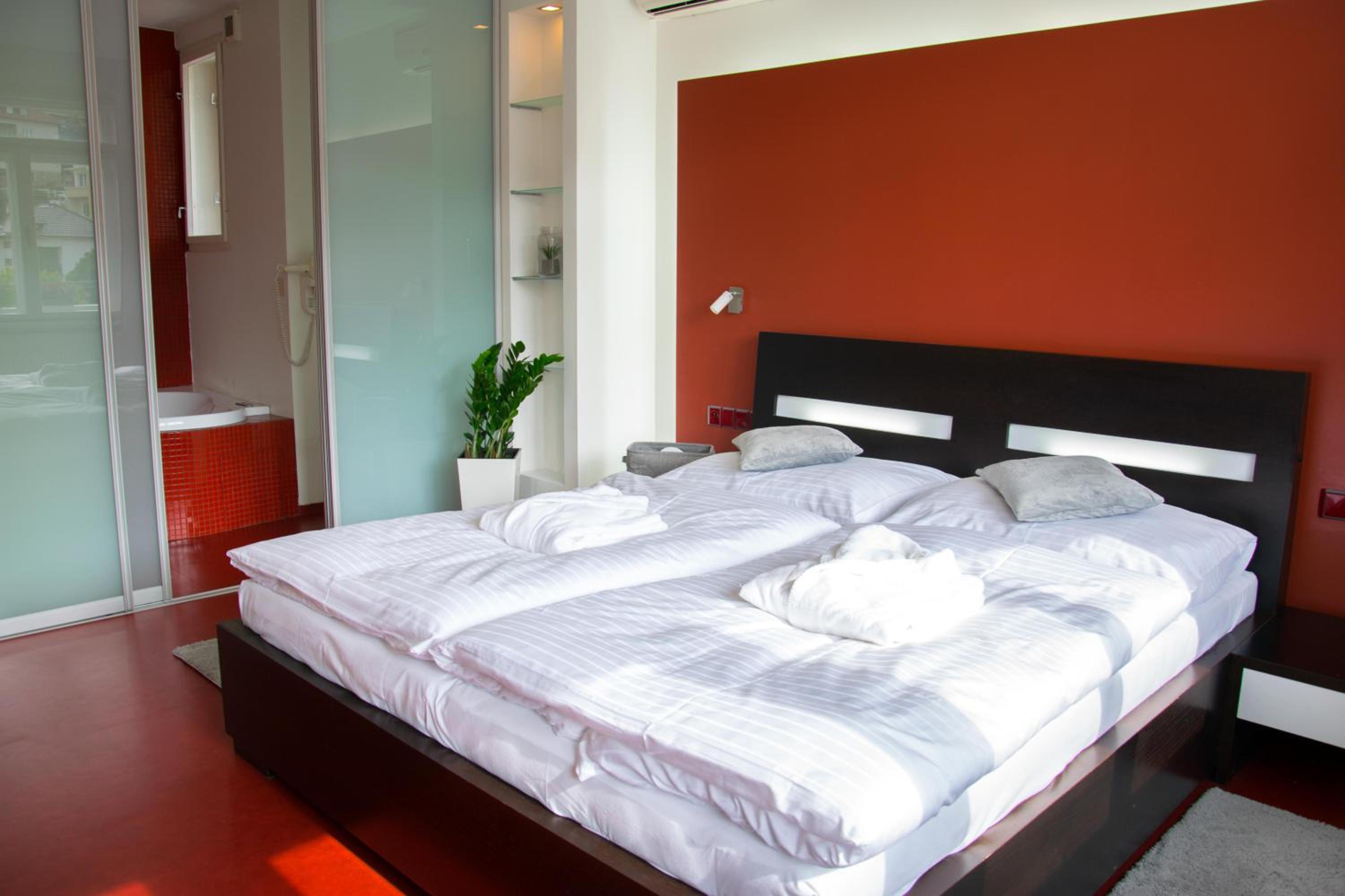 Suite with Balcony - Photo 13