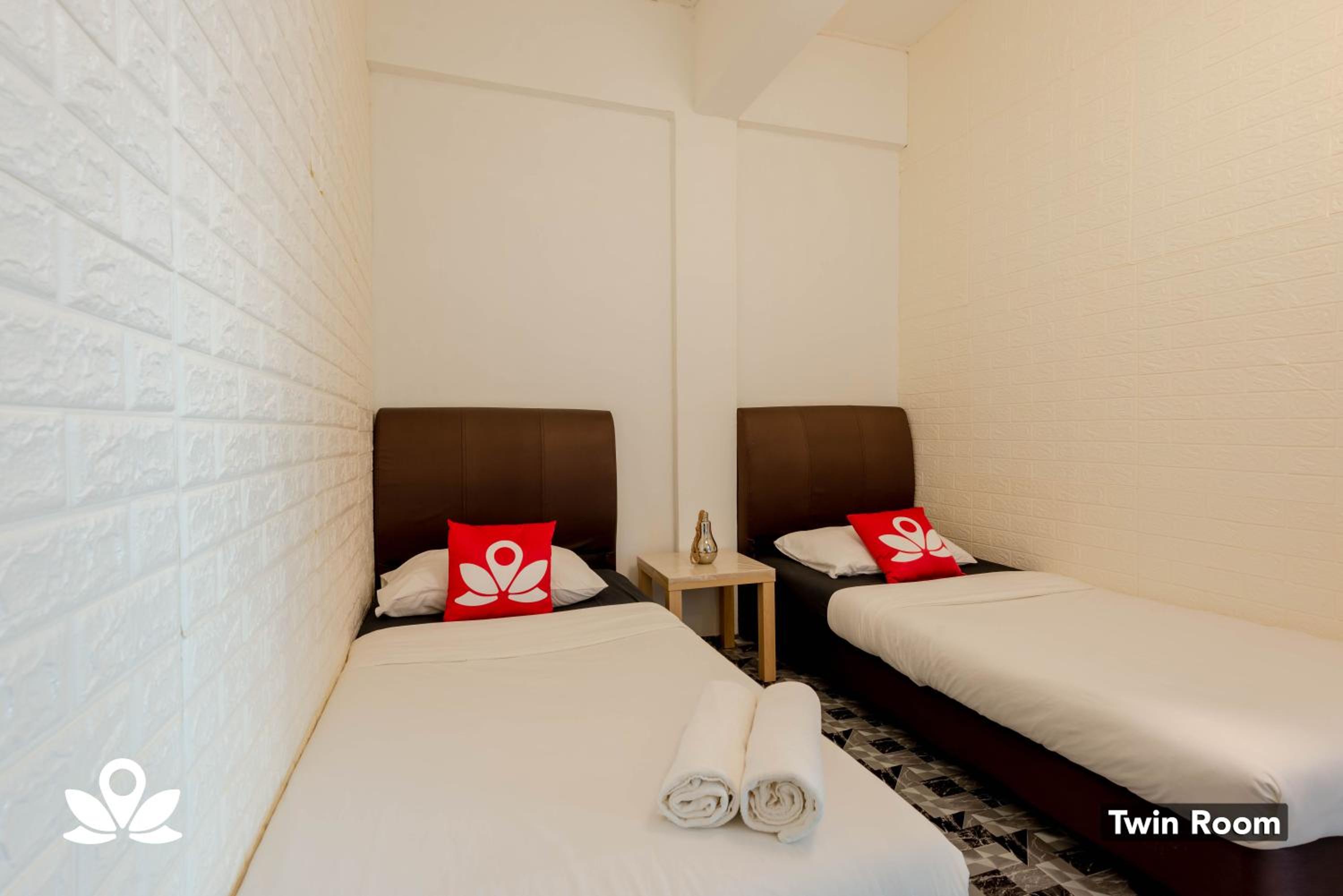 Twin Room with Shared Bathroom ( No window ) 