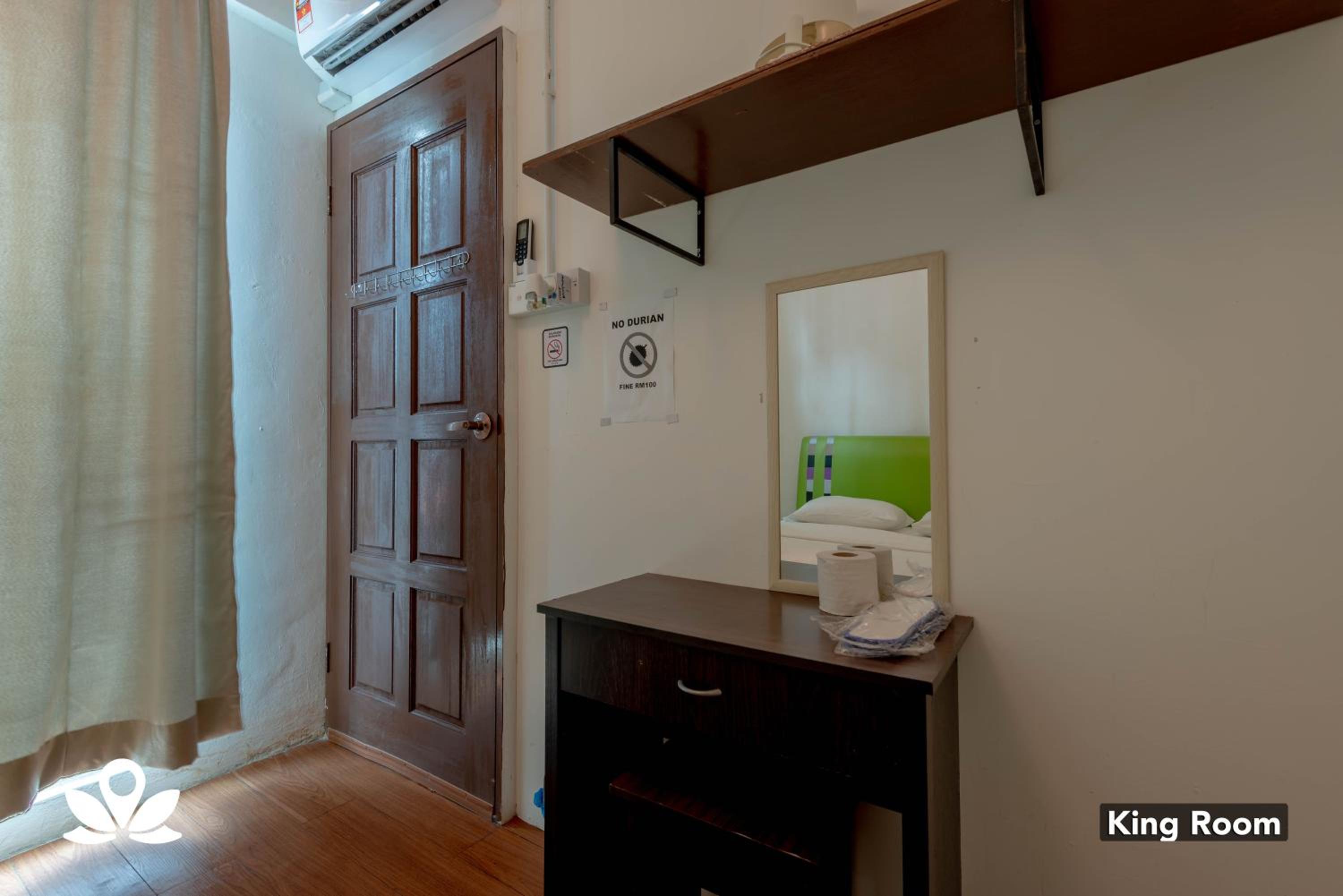 King Room with Shared Bathroom photo 3