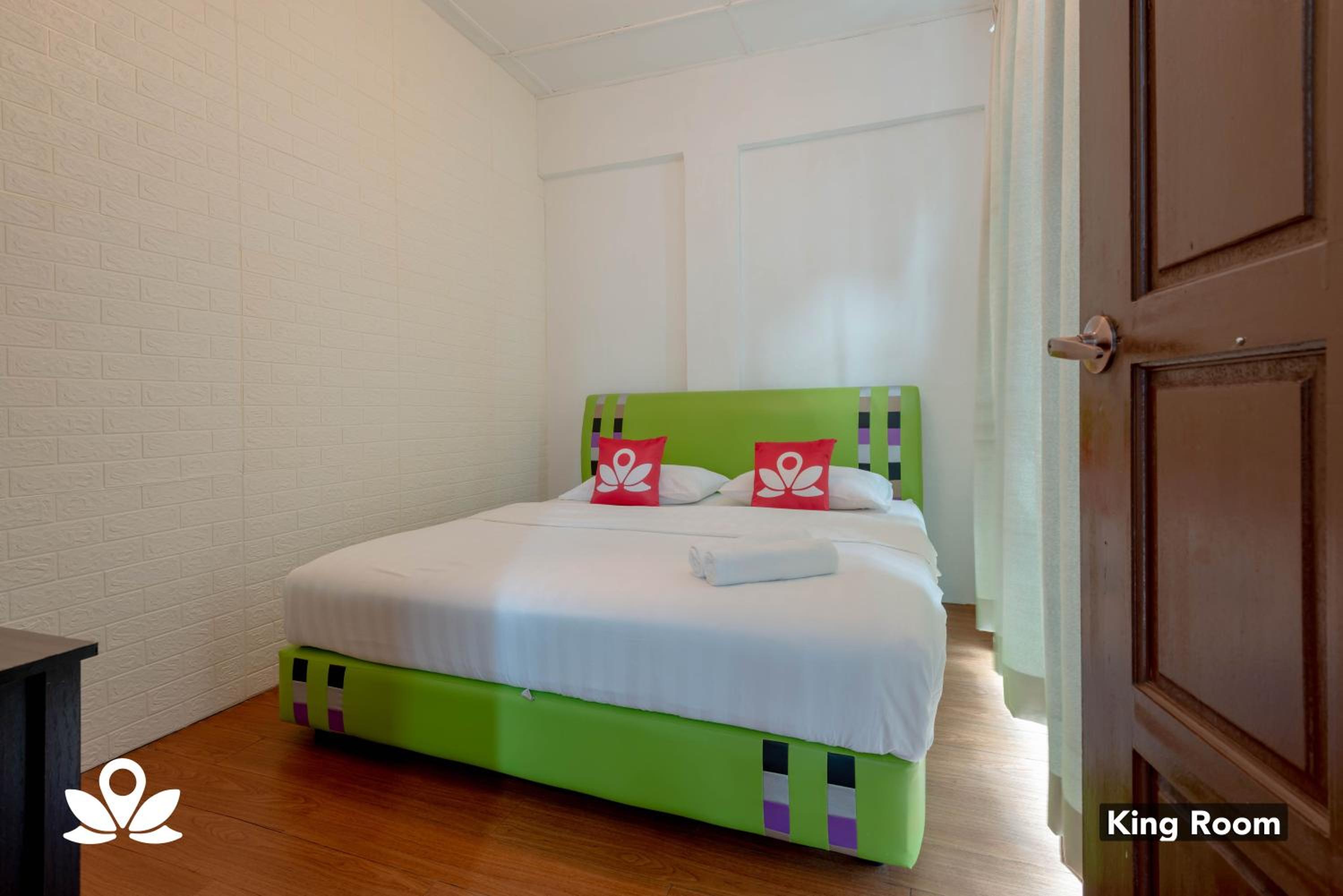 King Room with Shared Bathroom photo 2