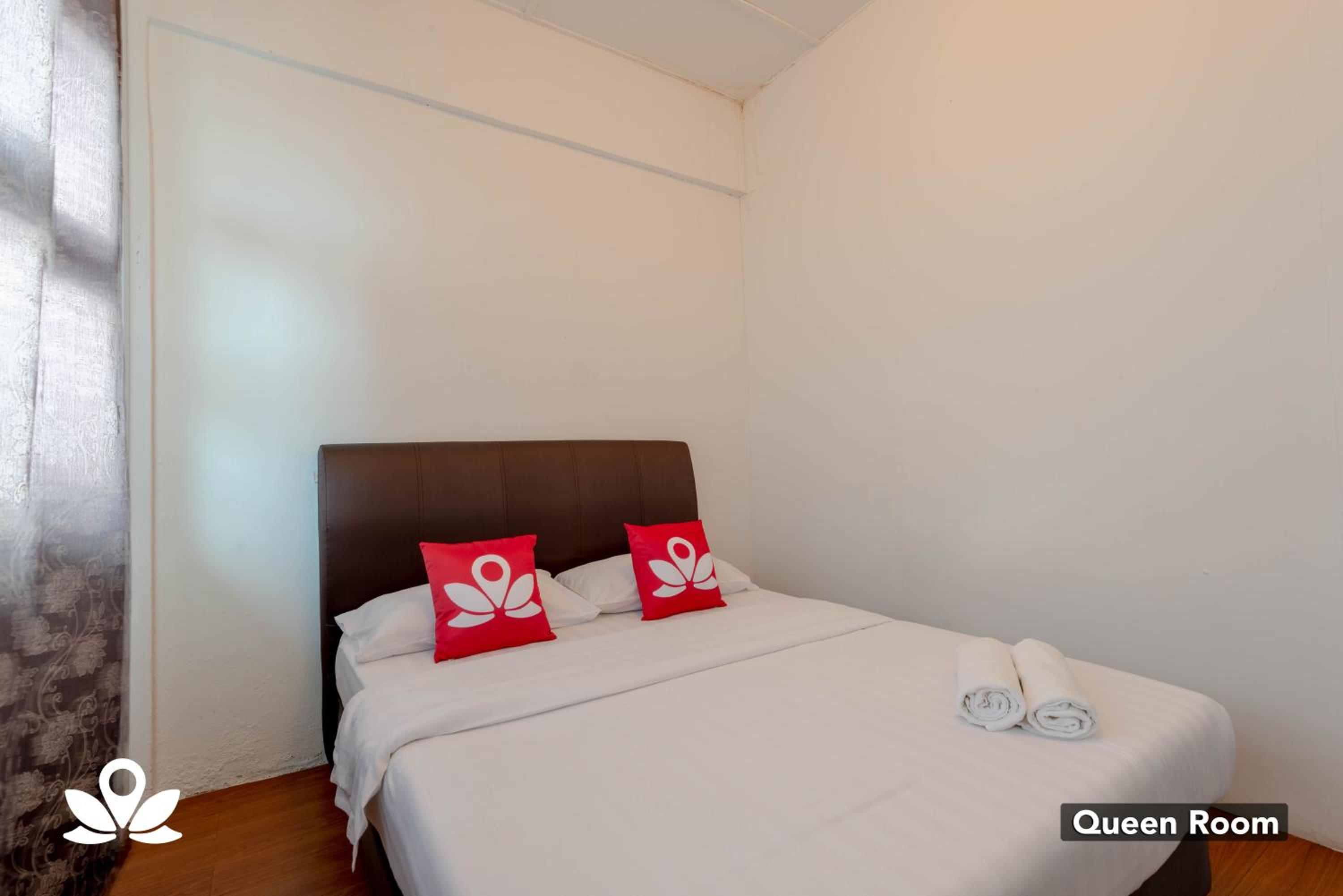 Queen Room photo 2
